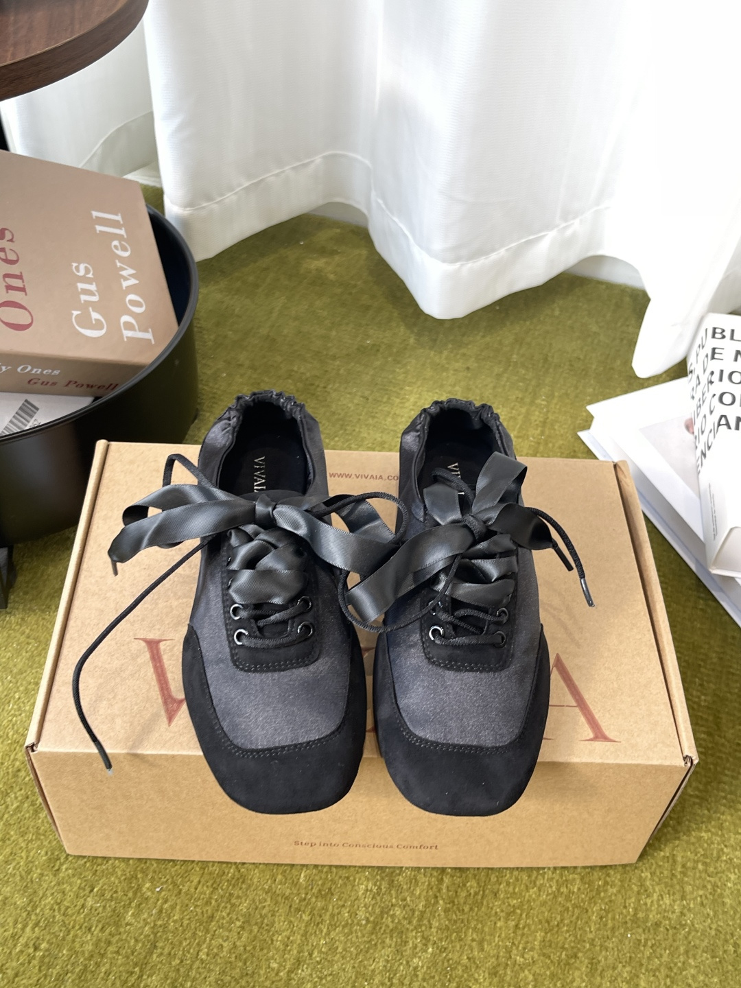 NO:924284,VIVAIA is a niche brand. The latest ballet shoes. Comfortable, environmentally friendly and fashionable. The same model as the core shoe brand Jennie. The design is simple and highly recognizable. The satin lace ballet shoes directly hit the hearts of girls. The silky satin ribbon can be tied with a bow. It comes in 5 gentle colors of burgundy, nude pink and off-white. The recycled environmentally friendly fabric is so soft that it can be folded. It does not wear your feet at all when standing and commuting for a long time. Sophisticated and comfortable at the same time. Upper sheepskin/silk, inner sheepskin TPU outsole  Size 35-40 (40 customized), ballet shoes, sheepskin, sheep19860909VIVAIA 小众品牌 最新款芭蕾舞鞋  舒适、环保、时尚 为品牌核心的鞋履品牌Jennie同款 设计简约 极具品牌辨识度 缎面系带芭蕾鞋直接戳中少女心 丝滑缎面丝带可系蝴蝶结,酒红、裸粉、米白5个温柔色系 再生环保面料软到能折叠 久站通勤完全不磨脚 精致与舒服同时拥有 鞋面羊京/丝绸 内里羊皮 TPU大底 码数35-40(40定做）,芭蕾舞鞋,sheepskin,sheep,Women's Shoes