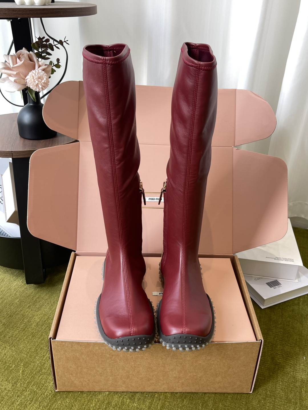 NO:924277,Miu Miu 2026ss new style for autumn and winter. Stretch boots. The official catwalk model. The original replica is purely handmade. The slimming artifact. The item with the highest appearance rate in the autumn and winter shows. It is hard to find a pair of shoes at Miu’s ordering meeting. There are so many celebrity fashion bloggers. This year’s boots are the most worth buying. There is no one. Maillard color leather. Super versatile and good-looking. The fabric is actually very soft and easy to wear. It feels great on the feet. The fabric is imported elastic material.  Foot pads, imported sheepskin, original molded outsole, size 35-40 (customized for 40), boots, miumiu, boots, sheepskin19860909Miu Miu 缪缪 2026ss秋冬新款 弹力长靴 官网主推的走秀款 原版复刻纯手工制作 瘦腿神器 秋冬秀款出镜率最高的单品 miu家订货会一鞋难求 超多明星时尚博主种草 今年最值得入手的靴子 没有之一 美拉德色系皮料 超级百搭好看 面料其实非常软巨好穿 脚感超赞 面料进口弹力材料 垫脚进口羊皮 原版开模大底 码数35-40（40定做）,靴子,miumiu,boots,sheepskin,Women's Shoes