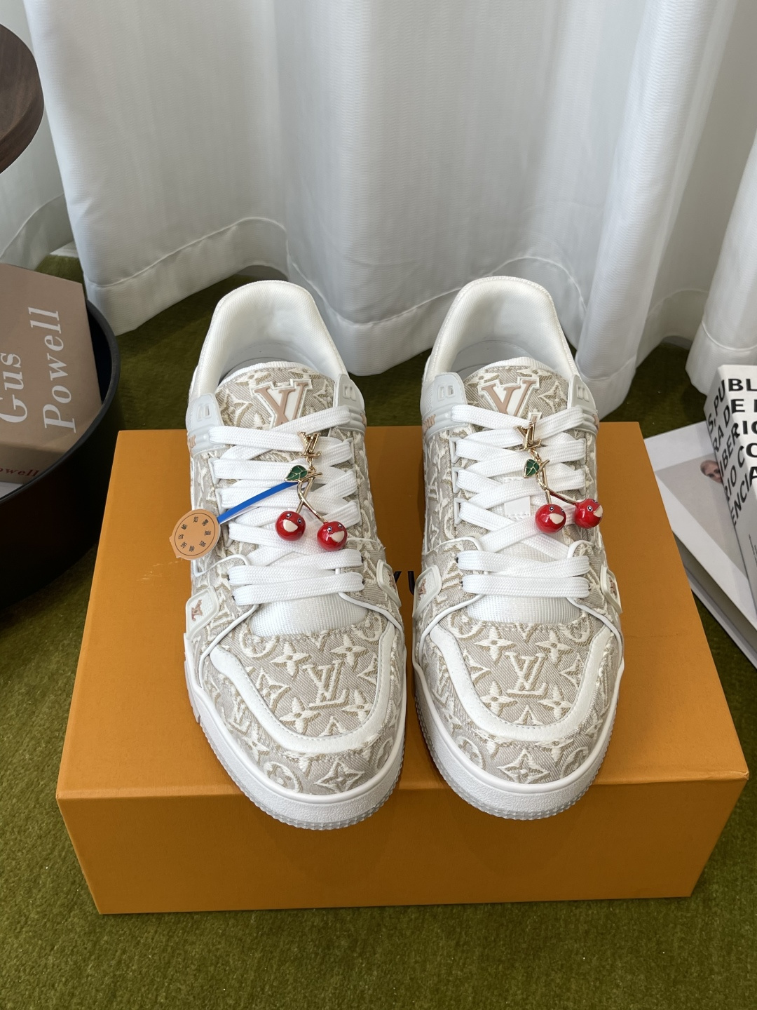NO:926326,LV Louis Vuitton TARINE sneakers, skate shoes, couple model (cherry accessories 60) Original purchase, development and production. This LV Trainer sneaker is made of cow leather to shape the complex upper. It takes several hours of ingenious sewing to complete. The classic configuration is from the hands of Virgil Abloh. It shows the inspiration of retro basketball shoes. The fabric is original custom-made first-layer cowhide. The inner lining is original custom-made breathable mesh. The original molded two-color TPU combination outsole.  Size 35-45, casual shoes/sports shoes, louis vuitton, louis vuitton, sneakers, cowhide19860909LV 路易威登 TARINE 运动鞋 滑板鞋 情侣款（樱桃配饰60） 原版购入开发 做货 本款LV Trainer 运动鞋选用牛皮革塑造繁复鞋面 需要数小时的匠心缝制方可完成 经典构型出自 Virgil Abloh 之手 展现复古篮球鞋的灵感启发 面料原版定制头层牛皮 内里原版定制透气网里 原版开模双色TPU组合大底 码数35-45,休闲鞋/运动鞋,louis vuitton,louis vuitton,sneakers,cowhide,Women's Shoes