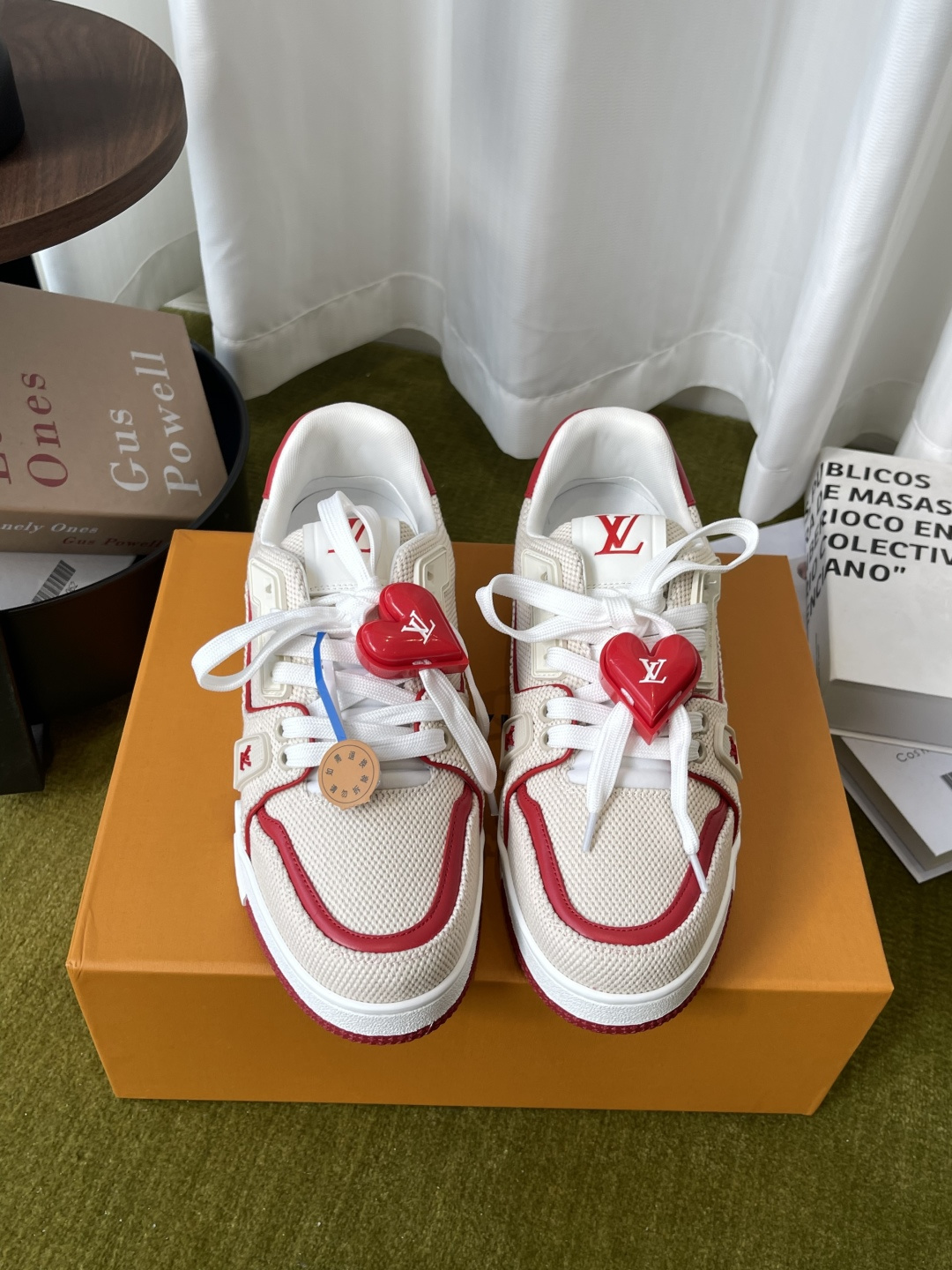 NO:926337,LV Louis Vuitton TARINE Sneakers Skateboard Shoes Couple Style (Love Accessories 60) Original purchase, development, and production. This LV Trainer sneaker is made of cow leather to create a complex upper. It requires several hours of ingenious sewing to complete. The classic configuration is from the hands of Virgil Abloh. It shows the inspiration of retro basketball shoes. The fabric is original custom-made first-layer cowhide. The inner lining is original custom-made breathable mesh. The original molded two-color TPU combination outsole.  Size 35-45, casual shoes/sports shoes, louis vuitton, louis vuitton, sneakers, cowhide19860909LV 路易威登 TARINE 运动鞋 滑板鞋 情侣款（爱心配饰60） 原版购入开发 做货 本款LV Trainer 运动鞋选用牛皮革塑造繁复鞋面 需要数小时的匠心缝制方可完成 经典构型出自 Virgil Abloh 之手 展现复古篮球鞋的灵感启发 面料原版定制头层牛皮 内里原版定制透气网里 原版开模双色TPU组合大底 码数35-45,休闲鞋/运动鞋,louis vuitton,louis vuitton,sneakers,cowhide,Women's Shoes