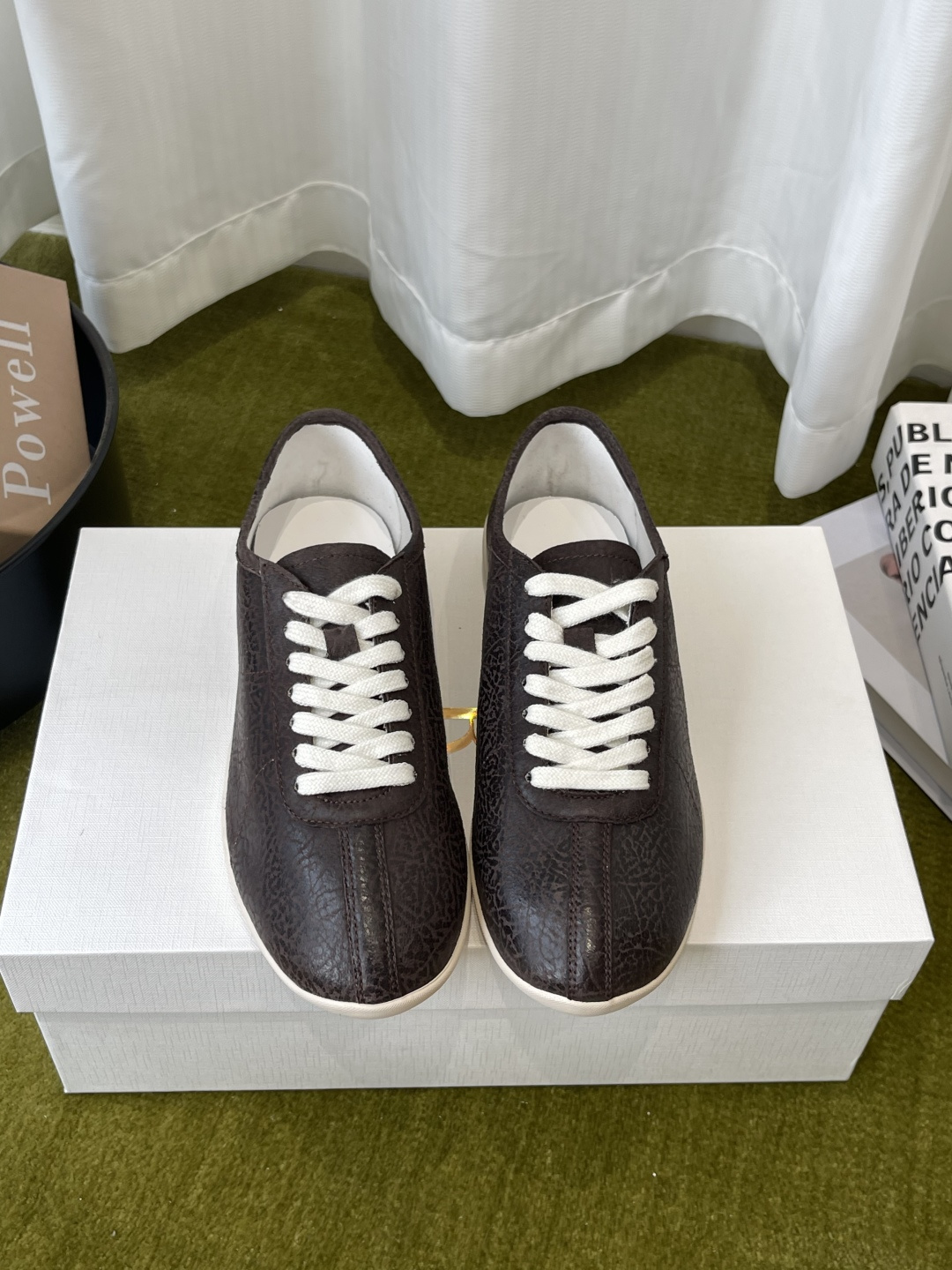 NO:926348,The Row's latest model Dean cracked cowhide moral training shoes, lace-up casual sneakers, TheRow Dean shoes, relaxed-feeling sports shoes, truly low-key old-money style shoes that don't reveal the logo. The texture can't be hidden at all!  High-end but not exaggerated. The texture of each pair is unique. The atmosphere is straight forward. The version is slim but not bulky. The upper foot is huge and the feet are thin. The heel can be worn in two ways. It can be turned into lazy drags when commuting at eight in the morning. Casual and convenient. The lining is all lambskin. It is soft and does not wear your feet at all. You can go shopping all day without stress. Cracked calfskin upper, lambskin lining. Rubber outsole  Size 35-39 (40 is custom-made and non-refundable), casual shoes/sports shoes, sneakers, cowhide, sheepskin19860909The Row 最新款 Dean爆裂纹牛皮 德训鞋 系带休闲板鞋 TheRow Dean鞋 松弛感本命运动鞋 真正低调不露logo的老钱风鞋子 质感完全藏不住！ 高级不浮夸 每双纹路都是独一无二的 氛围感直接拉满 版型纤瘦不笨重 上脚巨显脚细 后跟支持踩跟两穿 赶早八通勤直接踩成懒人拖 随性又方便 内里全小羊皮,软乎乎完全不磨脚,暴走逛街一整天都无压力 鞋面裂纹胎小牛皮 内里小羊皮 橡胶大底 码数35-39（40定做不退换）,休闲鞋/运动鞋,sneakers,cowhide,sheepskin,Women's Shoes