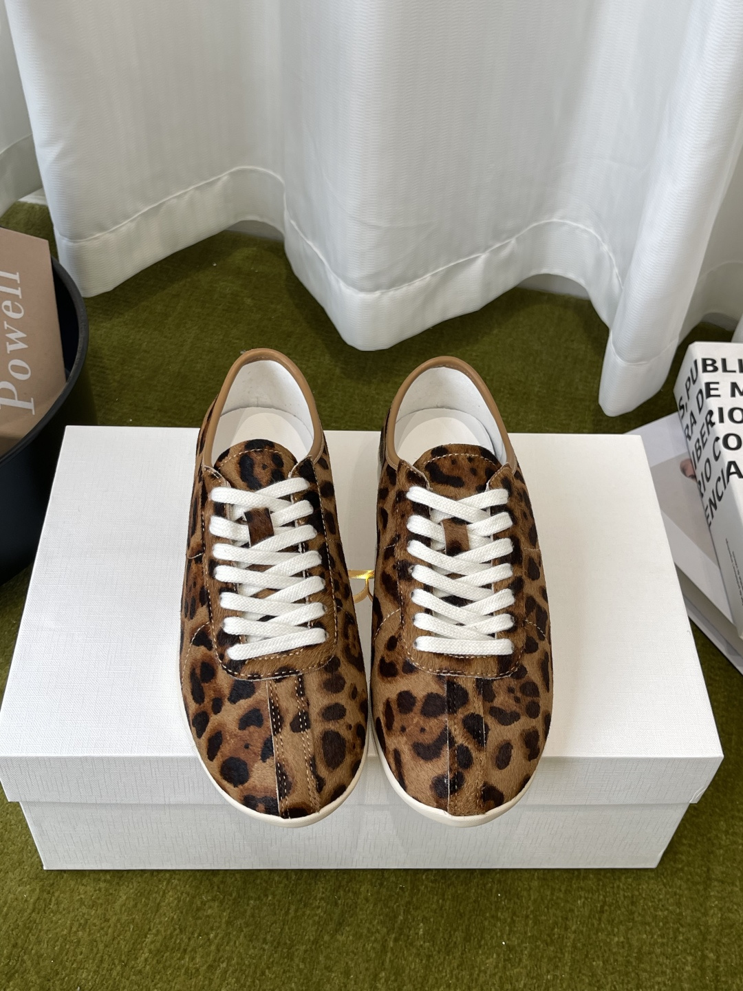 NO:926359,The Row's latest retro casual leopard pattern moral training shoes, retro wild and trendy moral training shoes, neat and soft round-toe shoe shape, leopard print spot texture, natural and three-dimensional, smooth and simple lines of the shoe body, loose shoe last to accommodate various foot types, friendly to both thin feet and normal feet, suitable for American retro style and street casual style, regardless of age, taking into account wild tones and upper foot comfort, horse hair upper, sheepskin lining, rubber outsole  Size 35-39 (40 is custom-made and non-refundable), casual shoes/sports shoes, sneakers, sheepskin19860909The Row 最新款 复古休闲豹纹德训鞋 复古野性潮流的德训鞋 利落柔和的窄版圆头鞋型 豹纹斑点纹理自然立体 鞋身线条流畅简约,鞋楦宽松包容各类脚型 对瘦脚 正常脚都很友好 适配美式复古风与街头休闲风穿搭 不挑年龄 兼顾野性调性与上脚舒适度 鞋面马毛 内里羊皮 橡胶大底 码数35-39（40定做不退换）,休闲鞋/运动鞋,sneakers,sheepskin,Women's Shoes
