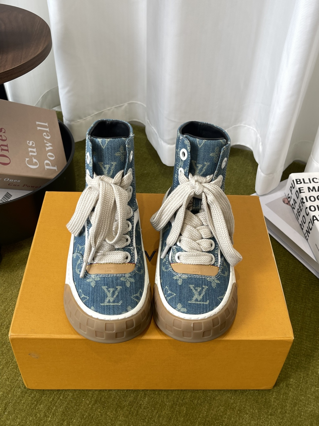 NO:928387,Louis Vuitton Louis Vuitton 26ss new thick-soled high-top casual sports shoes original version 11 developed!  The upper foot is very comfortable. Luxurious materials are used. Fine workmanship. The midsole is printed with English letters made in Europe. The upper is spliced with suede imported from Italy. The side is decorated with the brand LOGO and signature. The latest latex foot mesh lining. The foot feels super comfortable. The original two-color TPU combination outsole is specially provided by the factory. Packaging technology. Goodyear stitched hem. Size 35-45 (40 for women and 45 for men), casual shoes/sports shoes, louis vuitton, louis  vuitton,sneakers,chamois leather19860909Louis vuitton路易威登 26ss 新款 厚底高帮 休闲运动鞋 原版11开发！上脚非常舒适 奢侈用料 做工精细 中底印有欧洲制造英文字母 鞋面由意大利进口麂皮拼接 侧边饰有品牌LOGO标志及签名 最新乳胶垫脚网布内里 脚感超舒适 原厂特供原版双色TPU组合大底 套包工艺 固特异缝合锁边 码数35-45（女40 男45定做）,休闲鞋/运动鞋,louis vuitton,louis vuitton,sneakers,chamois leather,Women's Shoes