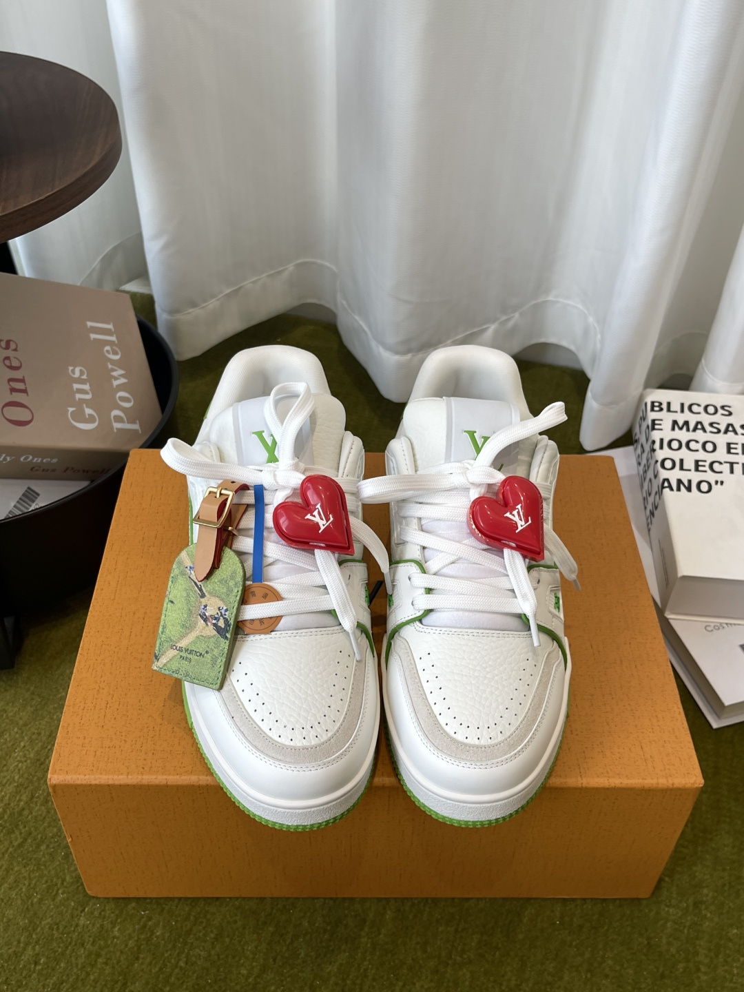 NO:928377,LV Louis Vuitton TARINE Sneakers Skateboard Shoes Couple Style (Love Accessories 60) Original purchase, development, and production. This LV Trainer sneaker is made of cow leather to create a complex upper. It requires several hours of ingenious sewing to complete. The classic configuration is from the hands of Virgil Abloh. It shows the inspiration of retro basketball shoes. The fabric is original custom-made first-layer cowhide. The inner lining is original custom-made breathable mesh. The original molded two-color TPU combination outsole.  Size 35-45, casual shoes/sports shoes, louis vuitton, louis vuitton, sneakers, cowhide19860909LV 路易威登 TARINE 运动鞋 滑板鞋 情侣款（爱心配饰60） 原版购入开发 做货 本款LV Trainer 运动鞋选用牛皮革塑造繁复鞋面 需要数小时的匠心缝制方可完成 经典构型出自 Virgil Abloh 之手 展现复古篮球鞋的灵感启发 面料原版定制头层牛皮 内里原版定制透气网里 原版开模双色TPU组合大底 码数35-45,休闲鞋/运动鞋,louis vuitton,louis vuitton,sneakers,cowhide,Women's Shoes