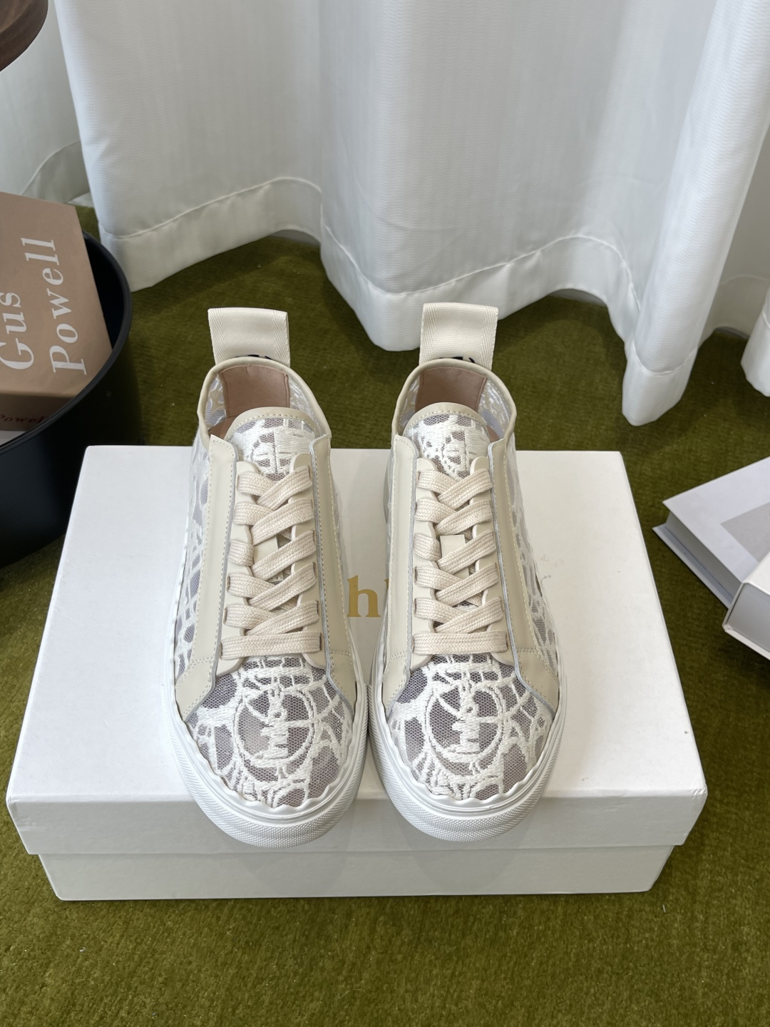 NO:931693,ChIoe 2026 spring and autumn new lace mesh casual shoes with newly upgraded embroidery technology. The upper is fully embroidered. The inner lining is lined with imported sheepskin. The original rubber outsole has a certain degree of hardness and resilience. It is comfortable to walk and feels 100% comfortable on the feet. You will understand how good the texture is only after you try it. The book has multiple sizes: 35-41 (customized at 40.41), casual shoes/sports shoes, sneakers, sheepskin19860909ChIoe 蔻依 2026春秋新款蕾丝网 休闲鞋 新升级刺绣工艺 鞋面采用了全面刺绣 内里垫脚进口羊皮里 原版橡胶大底 具有一定硬度性 回弹性 走起来又舒服 脚感舒适百分百 上手你才明白质感有多好 下的本有多重 码数35-41（40.41定做）,休闲鞋/运动鞋,sneakers,sheepskin,Women's Shoes