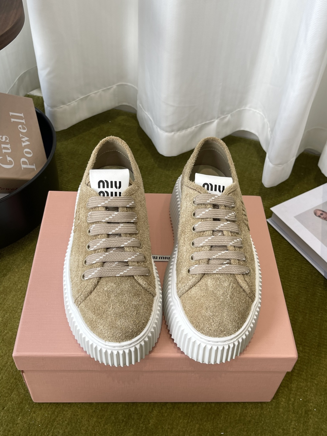 NO:958290,MuiMiu 26ss early autumn new thick-soled casual biscuit shoes miumiu's latest hot style Avant-garde and bold design Miu Miu style is integrated into the simple lines of this thick-soled canvas sneaker Unique logos are decorated on the tongue and back embellished with retro designs to add iconic elements Thick-soled design defines avant-garde modern style (with airplane box) Fabric cowhide Sheepskin lining Foot sheepskin Original open-molded TPU foamed bottom  Size 35-40 (40 customized), casual shoes/sports shoes, miumiu, sneakers, cowhide, sheepskin19860909MuiMiu 谬谬 26ss早秋新款 厚底休闲饼干鞋  miumiu最新爆款 前卫大胆的设计 Miu Miu风格融于此款厚底帆布运动鞋的简约线条 别致徽标饰于鞋舌与背面 点缀复古设计 平添标志性元素 厚底设计定义前卫的现代风格（配飞机盒） 面料牛皮 内里羊皮 垫脚羊皮 原版开模TPU发泡成型底 码数35-40（40定做）,休闲鞋/运动鞋,miumiu,sneakers,cowhide,sheepskin,Women's Shoes
