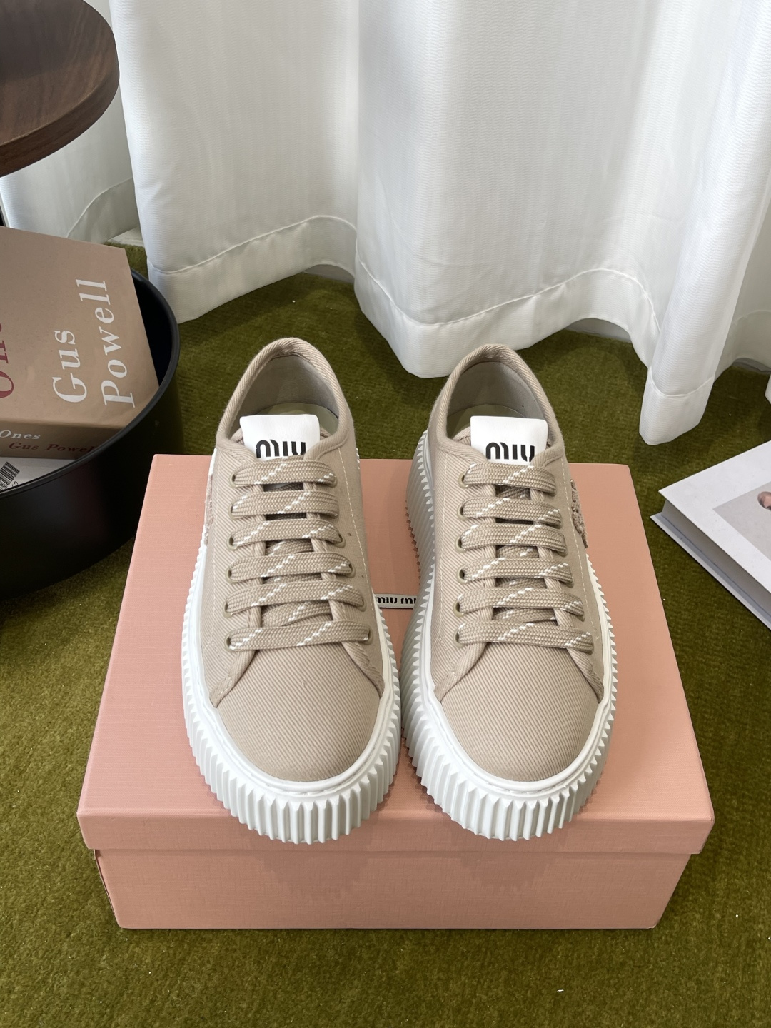 NO:958294,MuiMiu 26ss early autumn new thick-soled casual biscuit shoes miumiu's latest hot style Avant-garde and bold design Miu Miu style is integrated into the simple lines of this thick-soled canvas sneaker Unique logos are decorated on the tongue and back of the shoe, embellished with retro design, adding iconic elements Thick-soled design defines avant-garde modern style (with airplane box) Fabric canvas Lining canvas Foot pad sheepskin Original open-molded TPU foam molded sole  Size 35-40 (40 customized), casual shoes/sports shoes, miumiu, sneakers, sheepskin19860909MuiMiu 谬谬 26ss早秋新款 厚底休闲饼干鞋  miumiu最新爆款 前卫大胆的设计 Miu Miu风格融于此款厚底帆布运动鞋的简约线条 别致徽标饰于鞋舌与背面 点缀复古设计 平添标志性元素 厚底设计定义前卫的现代风格（配飞机盒） 面料帆布 内里帆布 垫脚羊皮 原版开模TPU发泡成型底 码数35-40（40定做）,休闲鞋/运动鞋,miumiu,sneakers,sheepskin,Women's Shoes