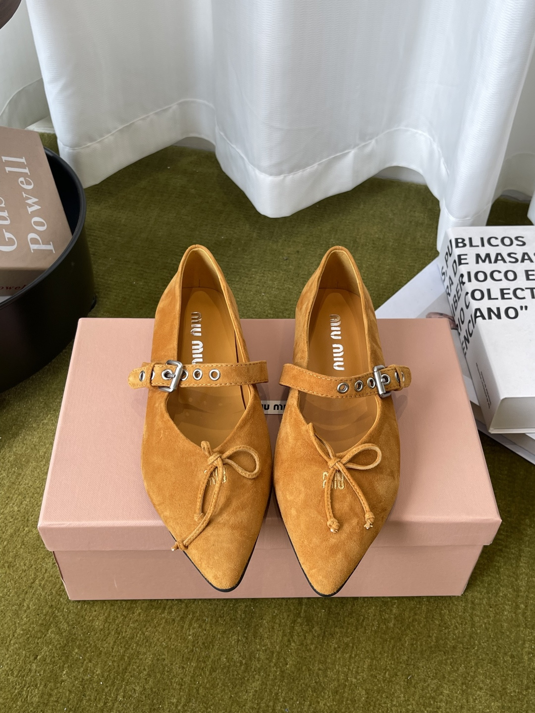 NO:958285,MiuMiu 26ss new summer style bow pointed toe shoes, Mary Jane flat shoes, soft pointed toe with small bow, one-word buckle embellishment, full of girlish elegance. Very adaptable to wear, gentle and moving with French dress. Exquisite and intellectual with suit and skirt. Can also be worn in daily jeans to look retro and girly. Suitable for commuting and dating. Upper sheepskin lining. Original open molded rubber outsole.  Size 35-40 (40 customized), single shoes, miumiu, mary jane, flats, skirts, jeans, business suit, sheepskin, sheep19860909MiuMiu 谬谬 26ss夏季新款 蝴蝶结尖头单鞋 玛丽珍 平底鞋 柔润尖头搭配小巧蝴蝶结 一字扣带点缀 把少女优雅感拉满 穿搭可塑性极强,搭配法式连衣裙温柔动人 配西装半裙精致知性 日常牛仔裤也能穿出复古少女感 通勤约会都适配 鞋面羊京 内里羊皮 原版开模橡胶大底 码数35-40（40订做）,单鞋,miumiu,mary jane,flats,skirts,jeans,business suit,sheepskin,sheep,Women's Shoes