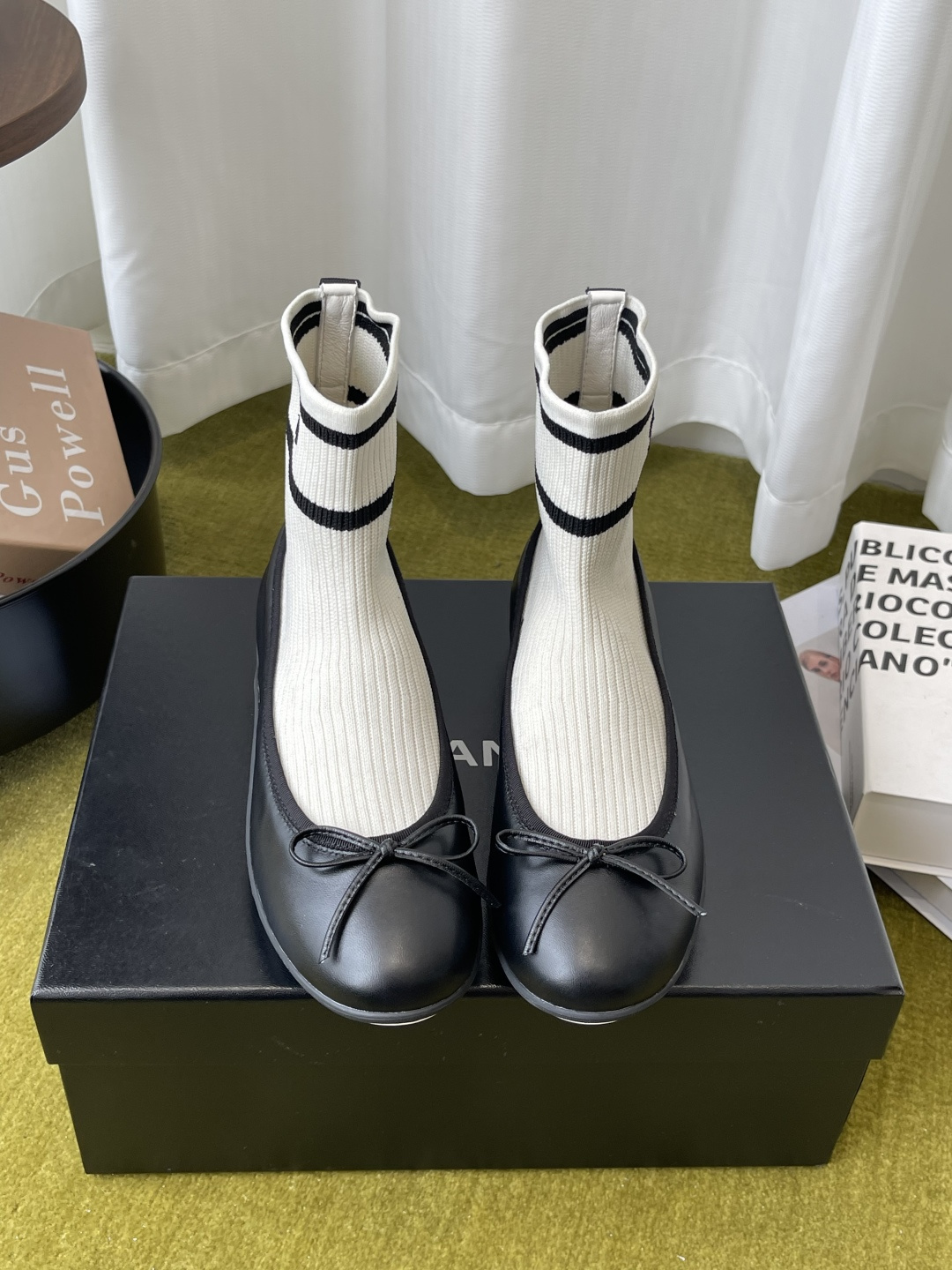 NO:958274,Chanel Chanel 26ss new bow ballet sock boots This pair of Chanel sock boots are engraved with elegance in the bones. Striped knitted tubes are spliced with glossy lambskin. The toe is decorated with small bows. The retro ballet atmosphere is directly full. The elastic knitted fabric fits the ankle. It does not tighten the legs and can modify the calf lines. Small people can easily wear slender legs. The soft soles are not tiring for walking all day long. Suitable for autumn and winter with coats.  It has a French rich atmosphere, and it is an exquisite blockbuster with every shot. It is a must-have item for gentle girls' shoe cabinets. The uppers are made of original imported sheepskin socks. The inner elastic knitted foot pad sheepskin. Original TPU outsole. Size: 35-41 (customized for 40 and 41), boots, chanel, chanel, boots, sheepskin, socks.19860909Chanel 香奈儿 26ss新款 蝴蝶结 芭蕾舞袜子短靴 这双把优雅刻在骨子里的Chanel袜靴 条纹针织筒拼接亮面小羊皮 鞋头小巧蝴蝶结点缀 复古芭蕾氛围直接拉满 弹力针织面料贴合脚踝 不勒腿还能修饰小腿线条 小个子也能轻松穿出纤细腿型 软底暴走一整天都不累脚 秋冬搭配大衣都适配 自带法式千金氛围感 随手一拍都是精致大片 温柔女孩鞋柜必备单品 鞋面采用原版进口羊皮袜子 内里弹力针织垫脚羊皮 原版TPU大底 码数35-41（40、41定做）,靴子,chanel,chanel,boots,sheepskin,socks,Women's Shoes