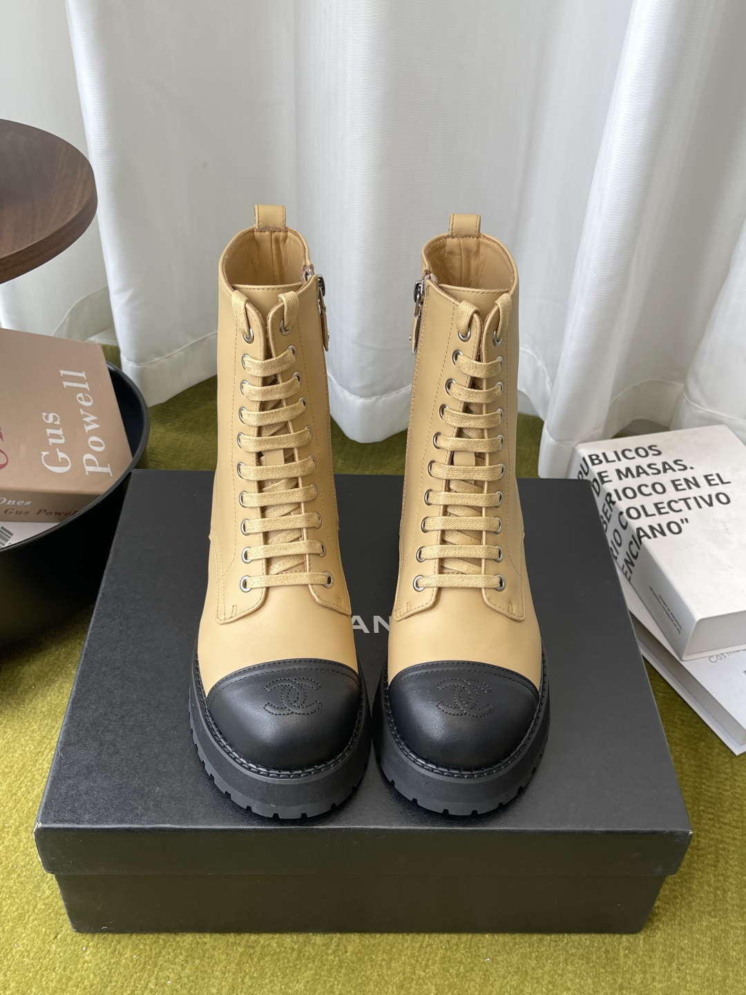 NO:958262,Chanel Chanel's latest autumn and winter thick-soled short boots. This shoe combines retro and light luxury styles. It can not only add highlights to daily wear, but also show unique taste in some slightly formal occasions. It is a pair of boots that are both beautiful and practical. The upper is cowhide, the lining is sheepskin, and the original open-molded outsole is 35-40 (40 custom-made). Boots, loafers, chanel, chanel, loafers, boots, cowhide, sheepskin19860909Chanel 香奈儿 秋冬最新款 厚底短靴 这款鞋融合了复古、轻奢的风格 既可以为日常穿搭增添亮点 也能在一些稍正式的场合展现独特品味 是一双兼具美观与实穿性的靴子 鞋面牛皮 内里羊皮 原版开模大底 码数35-40（40定做）,靴子乐福鞋,chanel,chanel,loafers,boots,cowhide,sheepskin,Women's Shoes