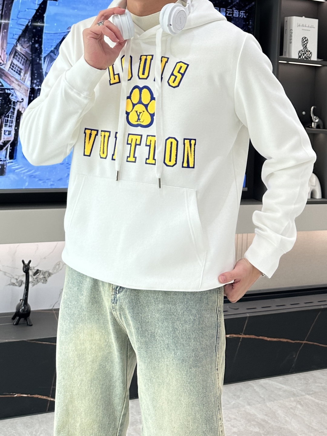 NO:123367,Support the New Year's Lv 24SS pullover hooded sweatshirt; classic pullover for men and women, simple and atmospheric series, low-key, luxurious and atmospheric style!  The sweatshirt is made of high-quality cotton fabrics for customers. It is tight inside and has a very skin-friendly feel, arranged in an orderly manner. It feels super soft, delicate and comfortable, and the texture of the fabric is top-notch!  Low-key and recognizable, demonstrating the brand's unique fashion charm!  Standard neutral style of upper body, super versatile and easy to wear, both men and women can easily interpret the upper body, creating the simplest and most popular mainstream size m-xxxl, louis vuitton, hoodie, sweatshirts, hats, alexander wang19860909支持年后 Lv 24SS套头连帽卫衣；经典套头男女同款,简约大气系列单品,低调奢华大气百搭款！ 卫衣选用客供高克重棉质面料精制而成,内里紧密且既极具亲肤感的,井然有序的排列着,手感超级柔软细腻舒适,面料质感堪称顶级！低调且辨识度十足,彰显品牌独有的时尚魅力值！版型上身标准中性的款式,超级百搭好穿,男女都可轻松上身演绎,打造出最简约流行的主流 尺码m-xxxl,,louis vuitton,hoodie,sweatshirts,hats,alexander wang,Men's clothing