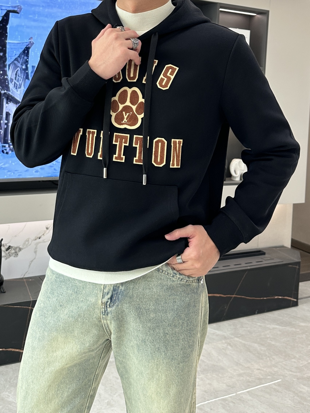 NO:123370,Lv 24SS pullover hooded sweatshirt; classic pullover for men and women, simple and atmospheric series, low-key, luxurious and versatile style!  The sweatshirt is made of high-quality cotton fabrics for customers. It is tight inside and has a very skin-friendly feel, arranged in an orderly manner. It feels super soft, delicate and comfortable, and the texture of the fabric is top-notch!  Low-key and recognizable, demonstrating the brand's unique fashion charm!  Standard neutral style of upper body, super versatile and easy to wear, both men and women can easily interpret the upper body, creating the simplest and most popular mainstream size m-xxxl, louis vuitton, hoodie, sweatshirts, hats, alexander wang19860909Lv 24SS套头连帽卫衣；经典套头男女同款,简约大气系列单品,低调奢华大气百搭款！ 卫衣选用客供高克重棉质面料精制而成,内里紧密且既极具亲肤感的,井然有序的排列着,手感超级柔软细腻舒适,面料质感堪称顶级！低调且辨识度十足,彰显品牌独有的时尚魅力值！版型上身标准中性的款式,超级百搭好穿,男女都可轻松上身演绎,打造出最简约流行的主流 尺码m-xxxl,,louis vuitton,hoodie,sweatshirts,hats,alexander wang,Men's clothing