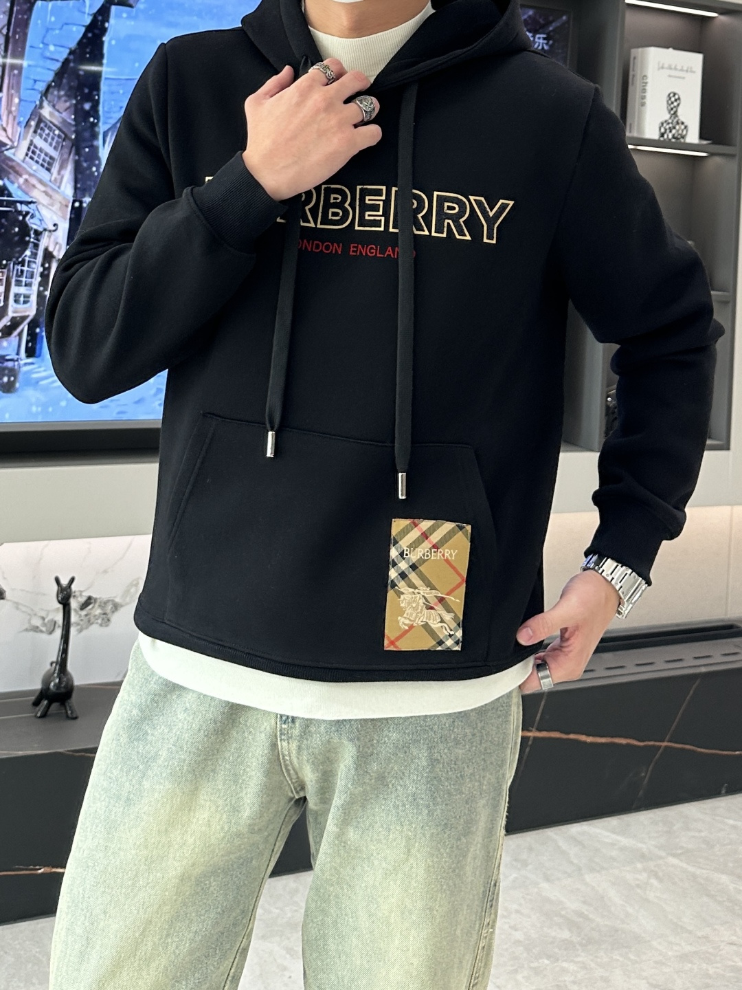 NO:123373,Bur 24SS pullover hooded sweatshirt; classic pullover for men and women, simple and atmospheric series, low-key, luxurious and versatile style!  The sweatshirt is made of high-quality cotton fabrics for customers. It is tight inside and has a very skin-friendly feel, arranged in an orderly manner. It feels super soft, delicate and comfortable, and the texture of the fabric is top-notch!  Low-key and recognizable, demonstrating the brand's unique fashion charm!  Standard neutral style of upper body, super versatile and easy to wear, both men and women can easily interpret the upper body, creating the simplest and most popular mainstream size m-xxxl, burberry, hoodie, sweatshirts, hats, alexander wang19860909Bur 24SS套头连帽卫衣；经典套头男女同款,简约大气系列单品,低调奢华大气百搭款！ 卫衣选用客供高克重棉质面料精制而成,内里紧密且既极具亲肤感的,井然有序的排列着,手感超级柔软细腻舒适,面料质感堪称顶级！低调且辨识度十足,彰显品牌独有的时尚魅力值！版型上身标准中性的款式,超级百搭好穿,男女都可轻松上身演绎,打造出最简约流行的主流 尺码m-xxxl,,burberry,hoodie,sweatshirts,hats,alexander wang,Men's clothing