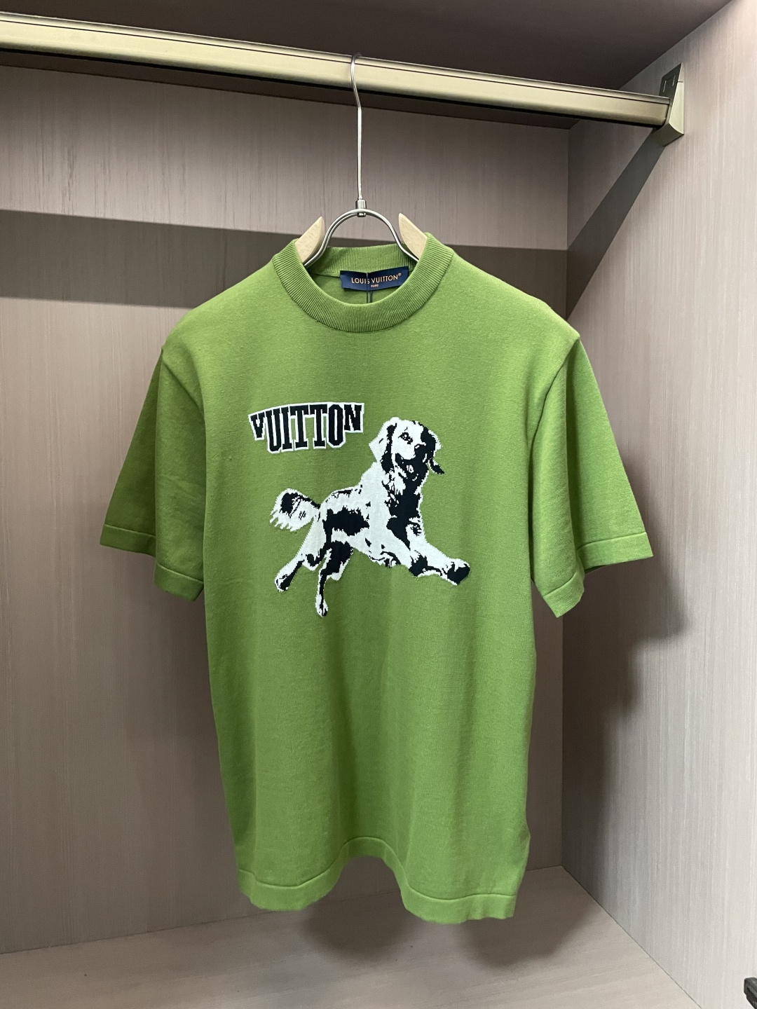 NO:116917,Support the New Year. Louis Vuitton LV2025 short-sleeved Golden Retriever pattern pure cotton round neck T-shirt. Combed cotton yarn knitted cotton fabric. The high-weight special yarn of pure cotton feels very heavy when you weigh it. The upper body is more textured than ordinary T. This texture can handle the weather freely and is suitable for both hot and cold!  The pattern on the chest adopts three-dimensional hair hanging technology, and is perfectly produced by reference to the original one stitch and thread!  Loose style design, small girls can wear it to the lower body, making them look taller and thinner!  Size XS-L, louis vuitton,louis vuitton,t-shirt,tees,t-shirt,alexander wang19860909支持年后 路易威登LV2025款短袖金毛猎犬图案纯棉圆领T恤 精梳棉质纱线针织纺棉布面料制作,纯棉的高克重特殊纱,掂起来手感份量十足,上身也比普通T更加有质感,这种质地能应对天气自如,冷热皆宜！ 胸前的图案采用立体挂毛工艺,参照原版一针一线完美出品！宽松版型设计,小个子女生可以穿成下半身失踪,显高显瘦！ 尺码XS-L,,louis vuitton,louis vuitton,T-shirt,tees，t-shirt,alexander wang,Men's clothing