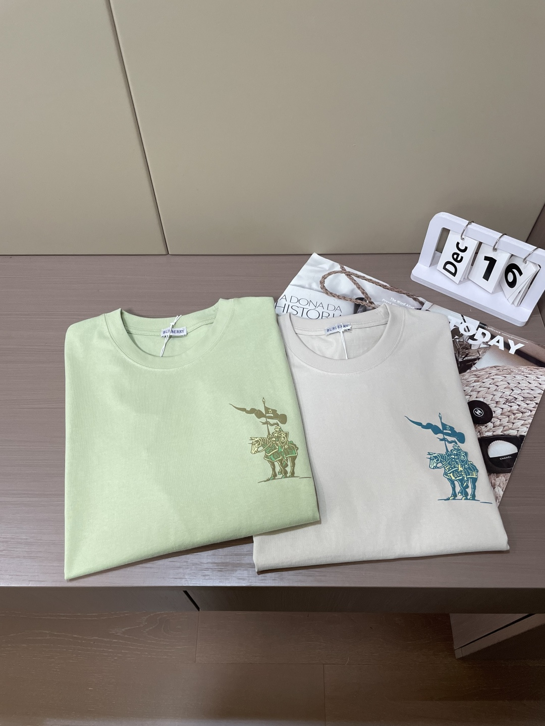 NO:116920,Supports the post-year BBR, Equestrian Knight logo cotton T-shirt, regular style, 300g wash cotton, 36 double yarns are stable, tight and thick. Four-wire dense edges, double-wire collar edges, double-needle chain bottom edge wrapping, front EKD printing, fine workmanship, complete three standards. Size S-XL, alexander wang19860909支持年后 BBR、马术骑士徽标棉质 T 恤,常规版型,300g洗水棉,36支双纱平稳,紧密挺厚手感.四线密边,双线领冚边,双针锁链底包边包线,前幅EKD印花,做工精细,三标齐全. 尺码S-XL,,alexander wang,Men's clothing