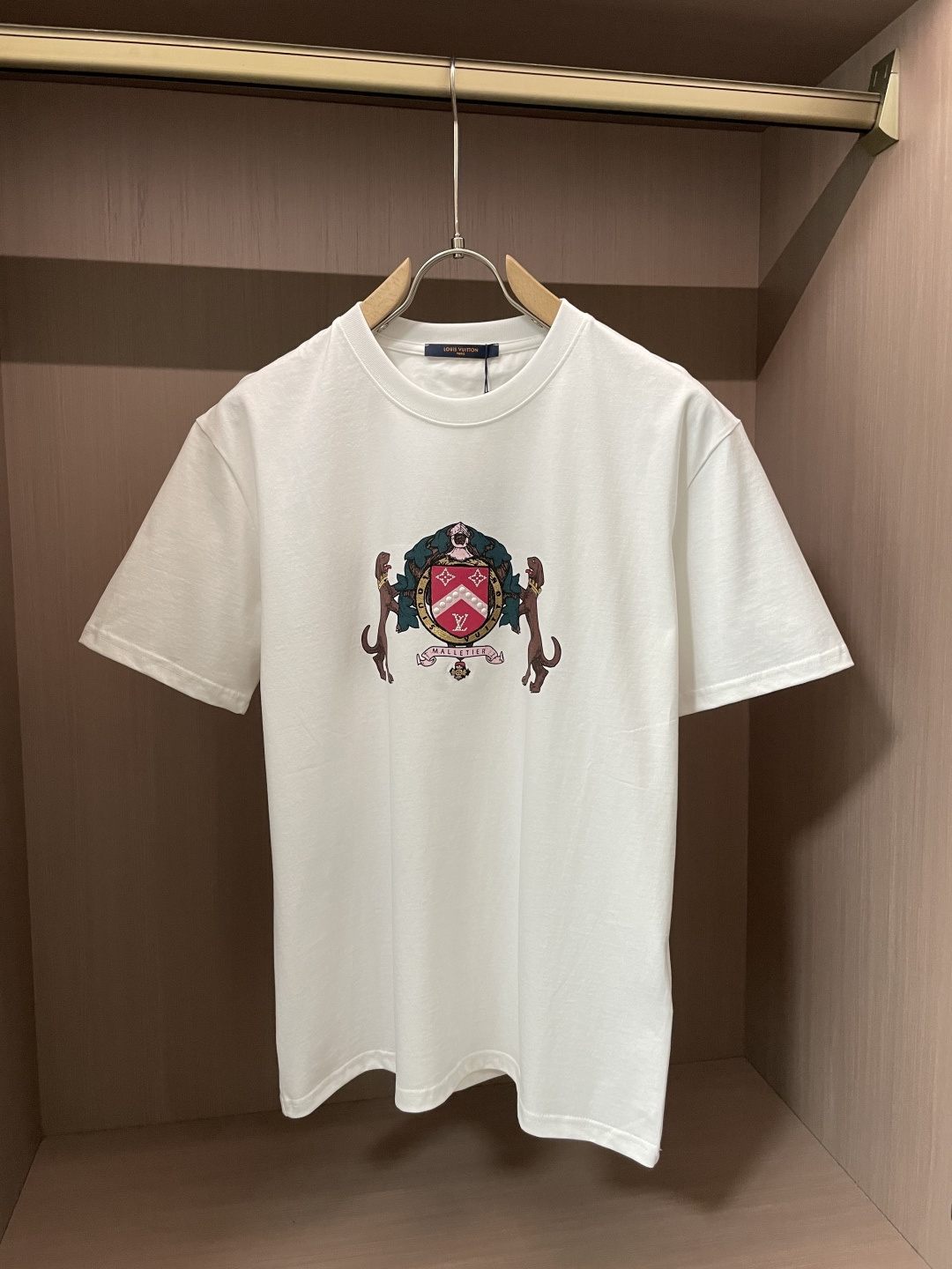 NO:116926,Support the New Year Lv Louis 24 New Westminster Dog Walking T-shirt This cotton T-shirt is inspired by Westminster Dog Walking T-shirt, embroidery and beads for the front and the interesting WDog badge pattern, and embroider the handwritten road Vydon logo on the back with eye-catching yarn. Plain woven pure cotton high-quality cotton fabric, 15S plain woven high-quality cotton, weighing 230g. The fabric is made of plain weave structure and has excellent quality pure cotton fabric. The characteristics of this fabric include vertical intersection of warp and weft yarns, clear texture on the fabric, soft texture, comfortable wearing, good moisture absorption, strong breathability, not easy to deform, wash and wear, etc. Size S-XL,,louis vuitton,louis vuitton,tees,t-shirt,alexander wang19860909支持年后 Lv路易24新款威斯敏斯特遛狗T恤 本款棉质T恤向威斯敏斯特遛狗一族采撷灵感,为正面谐趣WDog 徽章图案点缀刺绣和珠饰,并以醒目纱线刺绣后部的手写体路昜威登标识. 平织纯棉优质棉面料,采用15S平织优质棉,克重230g.面料采用平纹组织方式织造的品质优良的纯棉面料.这种面料的特点包括经纬纱线垂直相交,布面经纬纱线纹理清晰,手感柔软,穿着舒适,吸湿性好,透气性强,不易变形,耐洗耐穿等. 尺码S-XL,,louis vuitton,louis vuitton,tees，t-shirt,alexander wang,Men's clothing