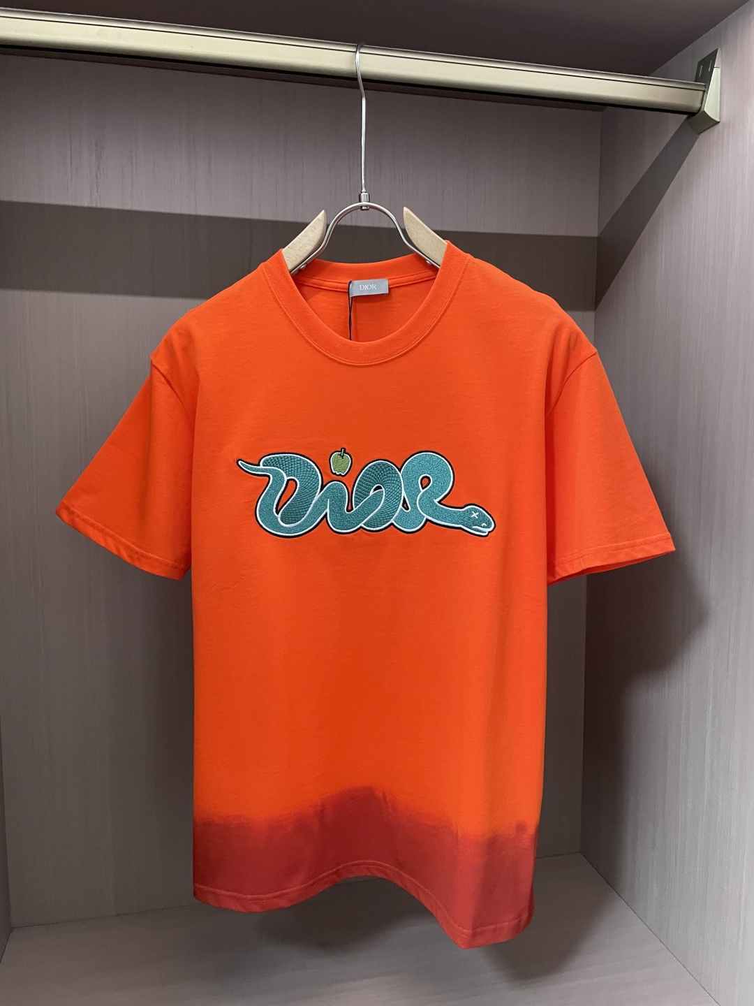 NO:116932,Support the new Dior and 2025ss Snake Year's New Embroidery Logo Limited Short Sleeve 25 years limited, 300g after washing, cotton, heavy industrial embroidery on the front, 60,000-needle Tiandao embroidery, the lower corner is made of environmentally friendly technology, the neckline is made of double-needle thread, the chain bottom pull shoulder bag edge, four-wire dense edge, one-inch 13-pin, high-quality workmanship, 11 restore!  Size S-XL, dior, T-shirt, alexander wang19860909支持年后 Dior、 2025ss蛇年新款刺绣logo限定短袖 25年限定,洗后300g,棉质,前幅重工刺绣,6万针田岛刺绣,下角采用环保工艺制作,领口采用双针走线,锁链底拉肩包边,四线密边,一寸13针,高品质做工,11还原！ 尺码S-XL,,dior,T-shirt,alexander wang,Men's clothing