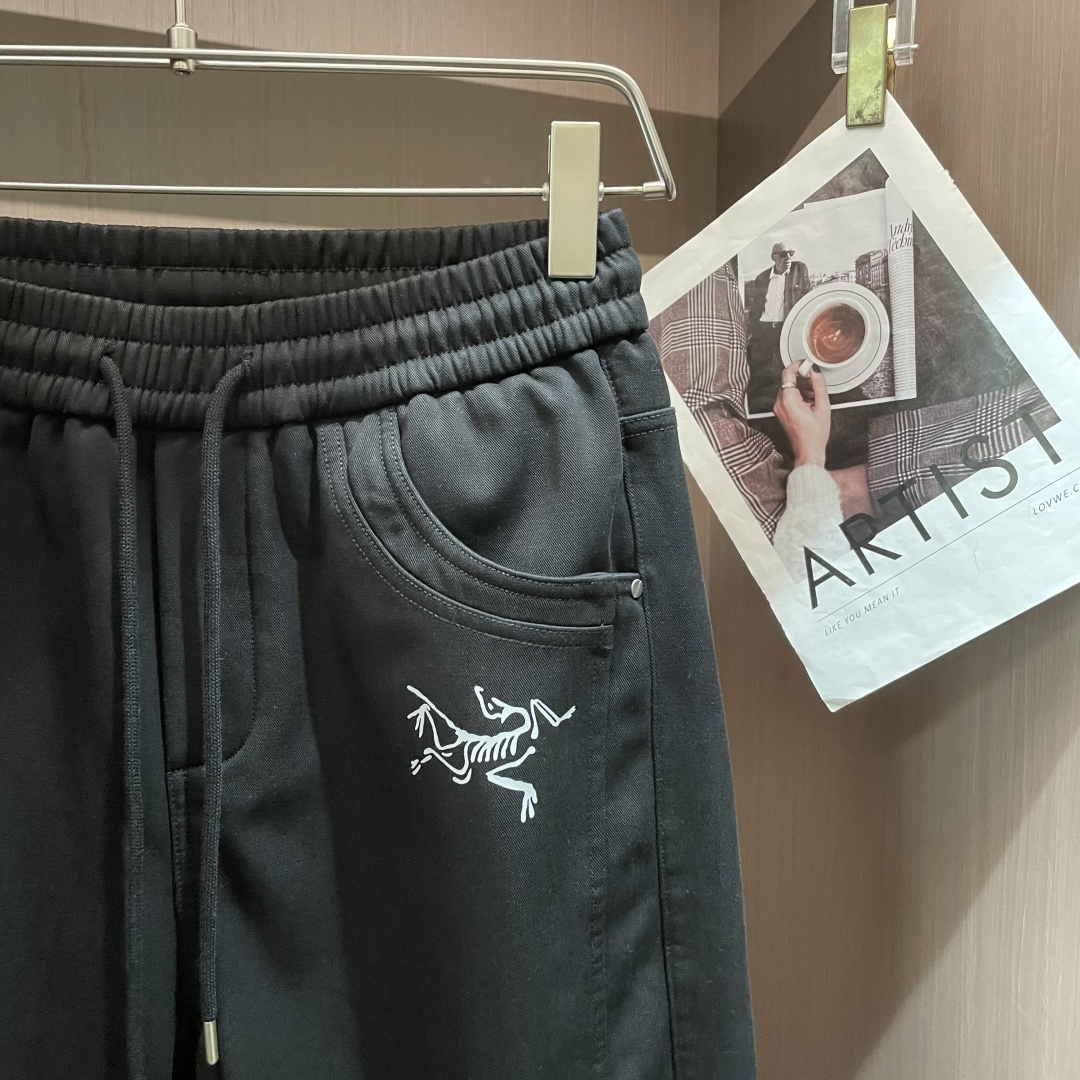 · 始祖鸟 2025ss秋冬款 内里加绒，非常保暖！好穿不挑身材，在搭配上没有太多的限制 随意简洁的衬托