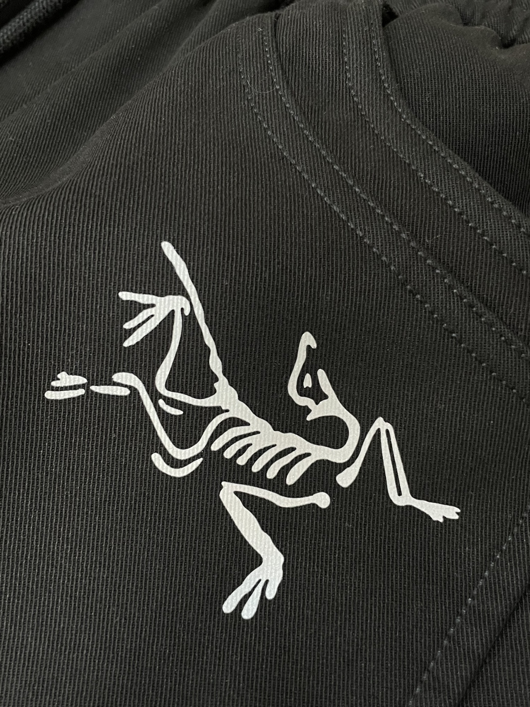 · 始祖鸟 2025ss秋冬款 内里加绒，非常保暖！好穿不挑身材，在搭配上没有太多的限制 随意简洁的衬托