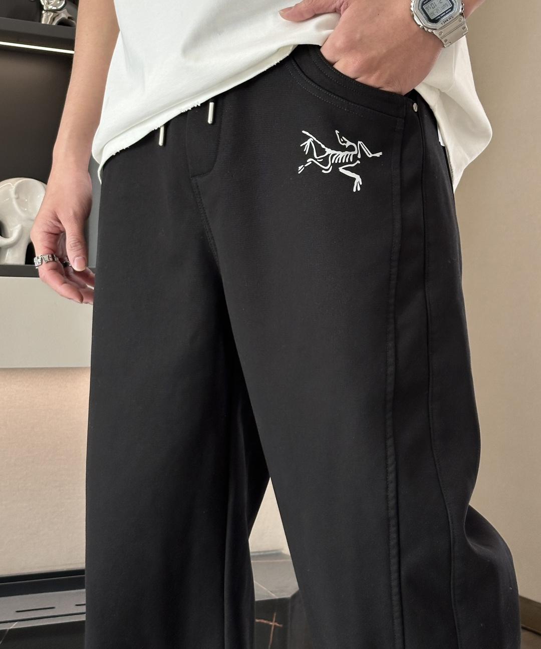 · 始祖鸟 2025ss秋冬款 内里加绒，非常保暖！好穿不挑身材，在搭配上没有太多的限制 随意简洁的衬托