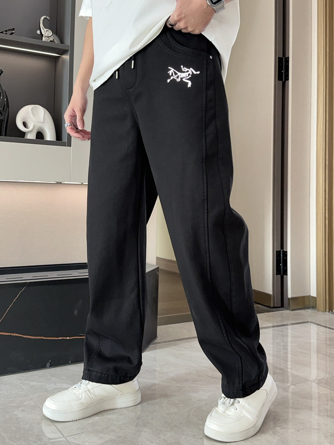 · 始祖鸟 2025ss秋冬款 内里加绒，非常保暖！好穿不挑身材，在搭配上没有太多的限制 随意简洁的衬托