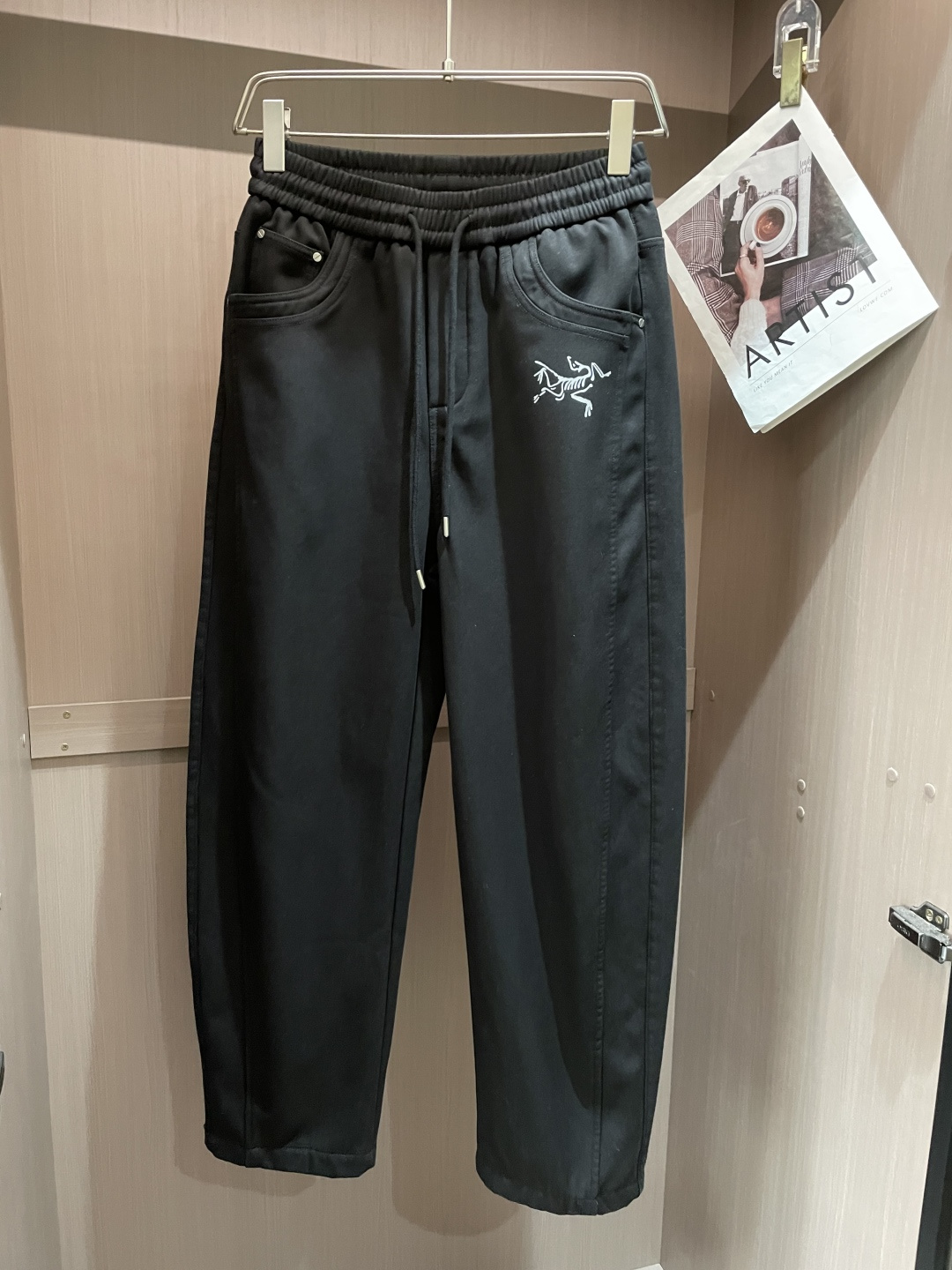 · 始祖鸟 2025ss秋冬款 内里加绒，非常保暖！好穿不挑身材，在搭配上没有太多的限制 随意简洁的衬托