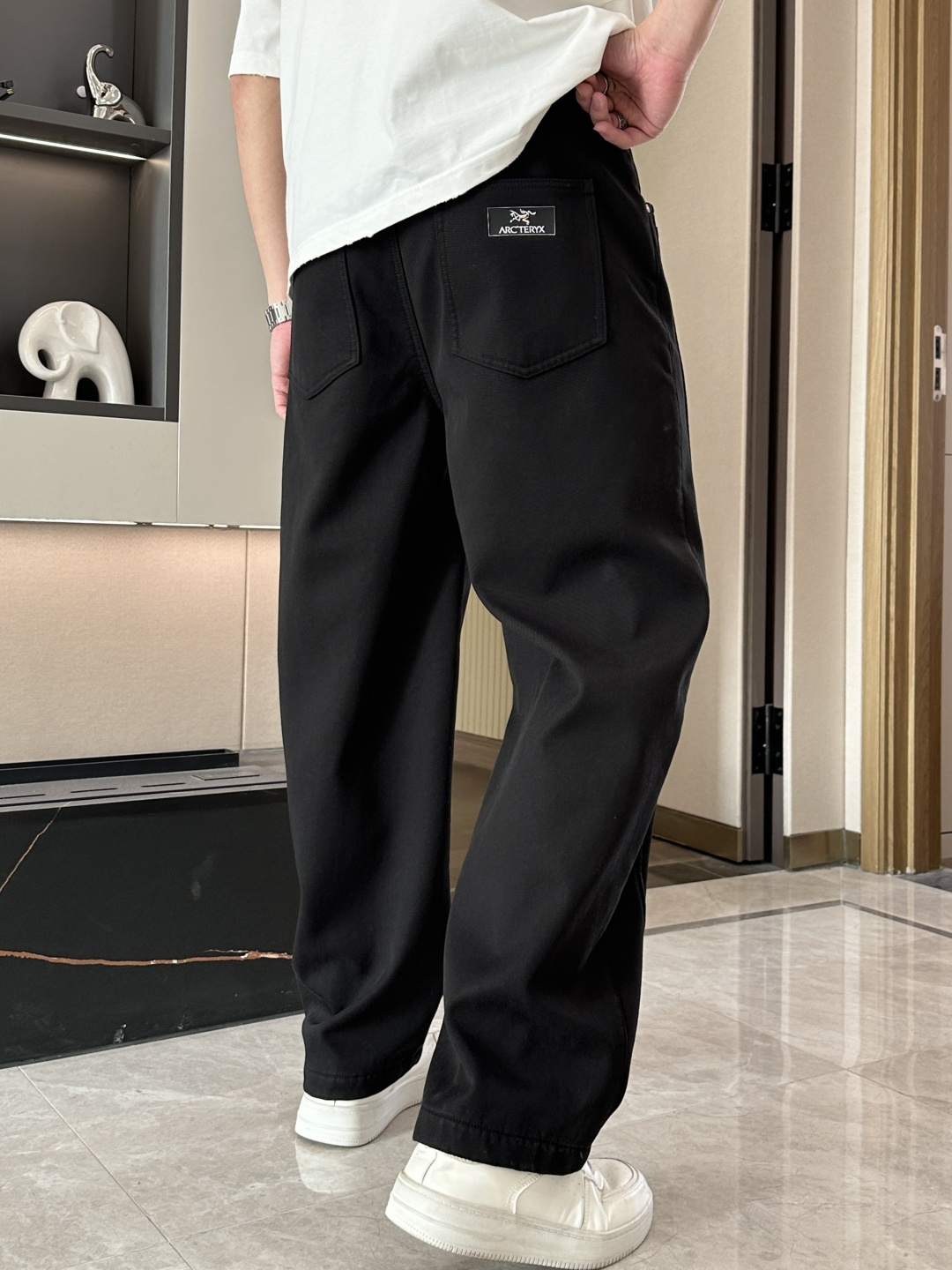 · 始祖鸟 2025ss秋冬款 内里加绒，非常保暖！好穿不挑身材，在搭配上没有太多的限制 随意简洁的衬托