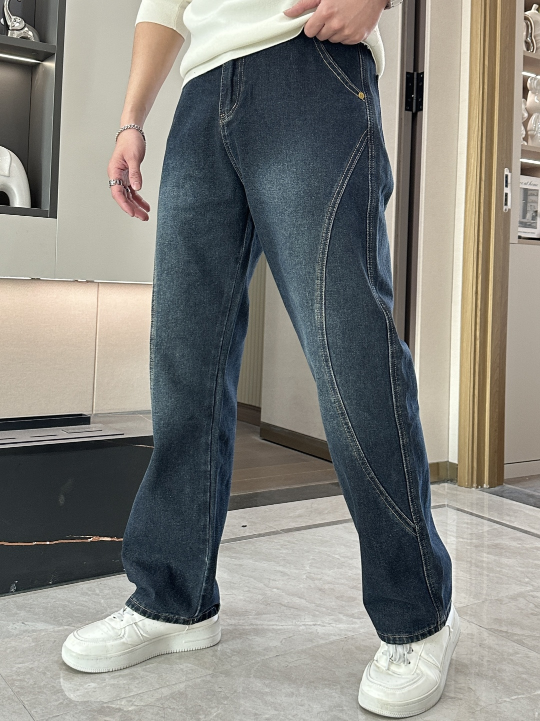 NO:118396,Loewe 2025ss new jeans. It is easy to wear but not picky about the figure. There are no restrictions on matching. It is arbitrarily and concisely to set off other items to show your style and posture~ I have to give it a thumbs up for its practical wear. The style/detail design is not to be chosen, and whoever wears it looks good. This jeans really have to modify the leg shape more than you imagined. The overall size is mainly comfortable. The trouser legs are just right, making them look slimmer and straight, and easily wear them in long legs all over the screen, and the aura is fully opened!  You can match any style of items, match with various T-shirts/shirts, knitted jackets, and you don’t have to worry about matching on your daily trip. Size 29-38, loewe, jeans, jackets & coats,shirts,tees, t-shirt,alexander wang19860909Loewe 2025ss新品牛仔裤 好穿不挑身材,在搭配上没有太多的限制 随意简洁的衬托其他单品,来展现自己的风格姿态～ 对于它的实穿性不得不竖起一个大拇指了,版型／细节设计没得挑,谁穿谁好看.这款牛仔裤真的要比你想象中更加修饰腿型,整体以舒适为主,裤腿大小做的恰到好处,显瘦显腿直,轻松穿出满屏的大长腿,拉长比例气场全开！ 可以百搭任何风格的单品,搭配各种T恤／衬衫,针织外套都可,日常外出不必再为搭配而烦恼了 尺码29-38,,loewe,jeans,jackets & coats,shirts,tees，t-shirt,alexander wang,Men's clothing