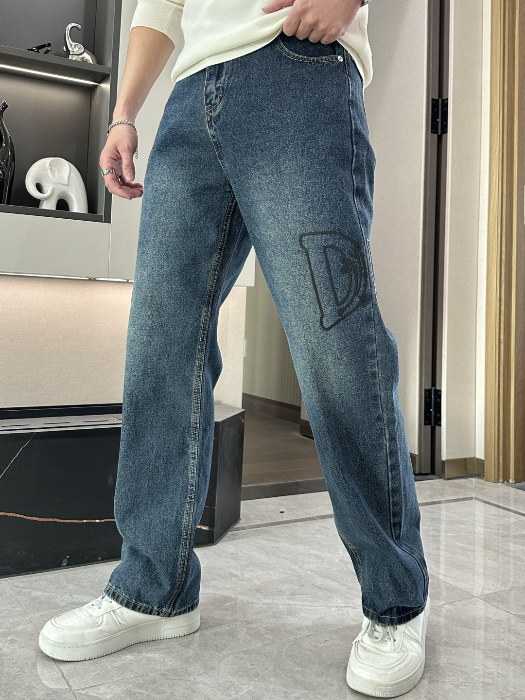 NO:118395,Dior 2025ss new jeans. It is easy to wear but not picky about the figure. There are no restrictions on matching. You can set off other items in a random and simple way to show your style and posture~ I have to give it a thumbs up for its practical wear. The style/detail design is not to be chosen, and whoever wears it looks good. This jeans really have to modify the leg shape more than you imagined. The overall size is mainly comfortable. The trouser legs are just right, making them look slimmer and straight, and easily wear them all over the screen, and the lengthening and proportional aura is fully opened!  You can match any style of items, match with various T-shirts/shirts, knitted jackets, and you don’t have to worry about matching when going out every day. Size 29-38,,dior,jeans,jackets & coats,shirts,tees,t-shirt,alexander wang19860909Dior 2025ss新品牛仔裤 好穿不挑身材,在搭配上没有太多的限制 随意简洁的衬托其他单品,来展现自己的风格姿态～ 对于它的实穿性不得不竖起一个大拇指了,版型／细节设计没得挑,谁穿谁好看.这款牛仔裤真的要比你想象中更加修饰腿型,整体以舒适为主,裤腿大小做的恰到好处,显瘦显腿直,轻松穿出满屏的大长腿,拉长比例气场全开！ 可以百搭任何风格的单品,搭配各种T恤／衬衫,针织外套都可,日常外出不必再为搭配而烦恼了 尺码29-38,,dior,jeans,jackets & coats,shirts,tees，t-shirt,alexander wang,Men's clothing