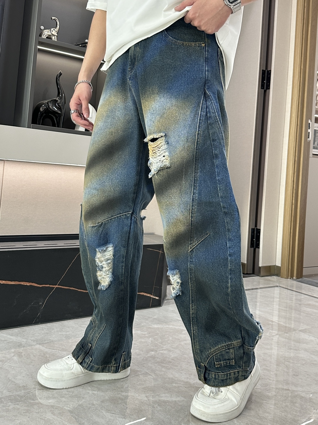 NO:118390,Lv 2025ss new jeans. It is easy to wear but not picky about the figure. There are no restrictions on matching. You can set off other items in a random and simple way to show your style and posture~ I have to give it a thumbs up for its practical wear. The style/detail design is not to be chosen, and whoever wears it looks good. This jeans really have to modify the leg shape more than you imagined. The overall size is mainly comfortable. The trouser legs are just right, making them look slimmer and straight, and easily wear them all over the screen, and the lengthening and proportional aura is fully opened!  You can match any style of items, match with various T-shirts/shirts, knitted jackets, you don’t have to worry about matching when going out every day. Size S-XXXL,,louis vuitton,jeans,jackets & coats,shirts,tees,t-shirt,alexander wang19860909Lv 2025ss新品牛仔裤 好穿不挑身材,在搭配上没有太多的限制 随意简洁的衬托其他单品,来展现自己的风格姿态～ 对于它的实穿性不得不竖起一个大拇指了,版型／细节设计没得挑,谁穿谁好看.这款牛仔裤真的要比你想象中更加修饰腿型,整体以舒适为主,裤腿大小做的恰到好处,显瘦显腿直,轻松穿出满屏的大长腿,拉长比例气场全开！ 可以百搭任何风格的单品,搭配各种T恤／衬衫,针织外套都可,日常外出不必再为搭配而烦恼了 尺码S-XXXL,,louis vuitton,jeans,jackets & coats,shirts,tees，t-shirt,alexander wang,Men's clothing