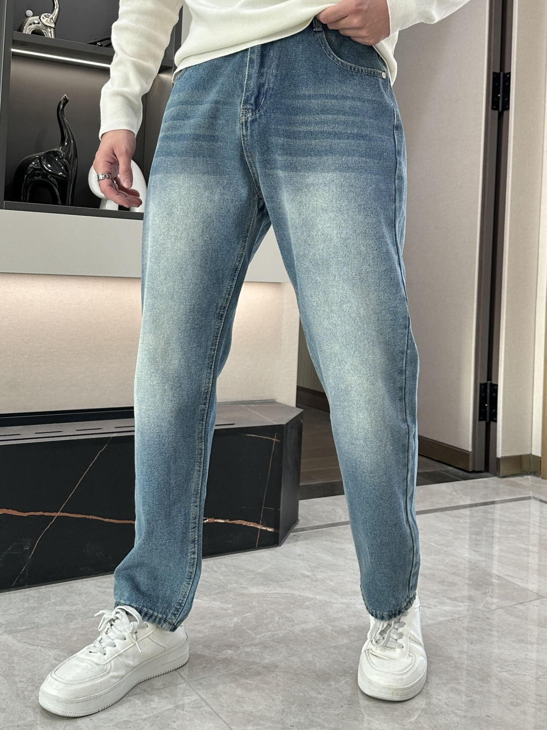 NO:118387,FD 2025ss new jeans. It is easy to wear but not picky about the figure. There are no restrictions on matching. You can set off other items simply to show your style and posture~ I have to give it a thumbs up for its practical wearability. There is no choice between the style/detail design, and whoever wears it looks good. This jeans really have to modify the leg shape more than you imagined. The overall size is mainly comfortable. The trouser legs are just right, making them look slimmer and straight, and easily wear them in long legs all over the screen, and the aura is fully opened!  You can match any style of items, match with various T-shirts/shirts, knitted jackets, and you don’t have to worry about matching when going out every day. Size 29-38, jeans, jackets & coats,shirts,tees, t-shirt,alexander wang19860909FD 2025ss新品牛仔裤 好穿不挑身材,在搭配上没有太多的限制 随意简洁的衬托其他单品,来展现自己的风格姿态～ 对于它的实穿性不得不竖起一个大拇指了,版型／细节设计没得挑,谁穿谁好看.这款牛仔裤真的要比你想象中更加修饰腿型,整体以舒适为主,裤腿大小做的恰到好处,显瘦显腿直,轻松穿出满屏的大长腿,拉长比例气场全开！ 可以百搭任何风格的单品,搭配各种T恤／衬衫,针织外套都可,日常外出不必再为搭配而烦恼了 尺码29-38,,jeans,jackets & coats,shirts,tees，t-shirt,alexander wang,Men's clothing