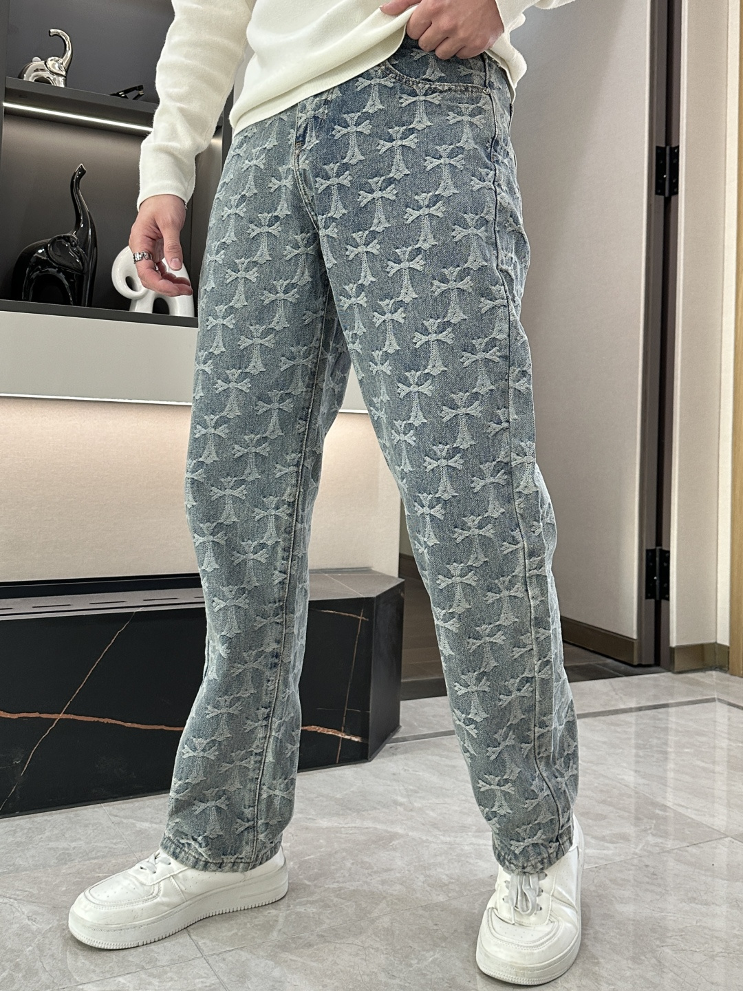 NO:118384,Crowe's new jeans 2025ss is easy to wear but not picky about body shape, and there are not many restrictions on matching. You can set off other items simply to show your style and posture~ I have to give it a thumbs up for its practical wearability. There is no choice for the style/detail design, and whoever wears it looks good. This jeans really have to modify the leg shape more than you imagined. The overall size is mainly comfortable. The trouser legs are just right, making them look slimmer and straight, and easily wear them all over the screen, and the lengthening and proportional aura is fully opened!  You can match any style of items, match with various T-shirts/shirts, knitted jackets, you don’t have to worry about matching when going out every day. Size S-XXXL, chrome hearts, jeans, jackets & coats,shirts,tees, t-shirt,alexander wang19860909克罗 2025ss新品牛仔裤 好穿不挑身材,在搭配上没有太多的限制 随意简洁的衬托其他单品,来展现自己的风格姿态～ 对于它的实穿性不得不竖起一个大拇指了,版型／细节设计没得挑,谁穿谁好看.这款牛仔裤真的要比你想象中更加修饰腿型,整体以舒适为主,裤腿大小做的恰到好处,显瘦显腿直,轻松穿出满屏的大长腿,拉长比例气场全开！ 可以百搭任何风格的单品,搭配各种T恤／衬衫,针织外套都可,日常外出不必再为搭配而烦恼了 尺码S-XXXL,,chrome hearts,jeans,jackets & coats,shirts,tees，t-shirt,alexander wang,Men's clothing