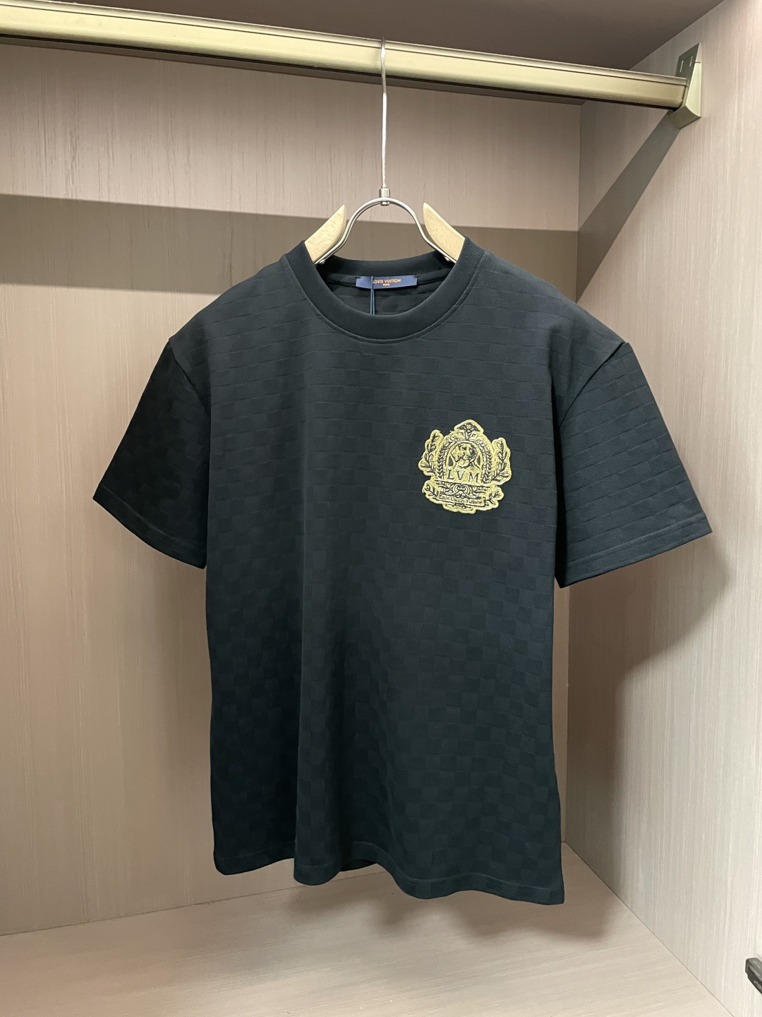 NO:116938,Support after-sales after-sales Louis Home 2025FW This beaded floor t-shirt is inspired by Westminster dog walkers, and embroidered logos are incorporated into the rich texture of Damier jacquard. The complex LV Dog badge pattern jumps on the chest, which can inject a delicate atmosphere into the end of the year-end celebration. The standard version is full-frame Damier jacquard beaded chest embellishment LV DoBlason patch embroidered with handwritten Louis Vuitton logo cotton. Washing method is recommended to dry cleaning or wrap the back of the laundry bag to quickly machine-wash and dry naturally!  Size S-XL, louis vuitton,louis vuitton,alexander wang19860909支持年后售后 路易家2025FW 本款珠地棉 T 恤向威斯敏斯特遛狗一族采撷灵感,于肌理丰盈的 Damier 提花融入刺绣标识.繁复 LV Dog 徽章图案跃现胸前,可为年末庆典造型注入考究气息.标准版型全幅 Damier 提花珠地胸前点缀 LV DoBlason 贴饰后部刺绣手写体路易威登标识 棉 洗涤方式建议干洗或包裹洗衣袋反面单独冷水快速机洗自然晾干！ 尺码S-XL,,louis vuitton,louis vuitton,alexander wang,Men's clothing