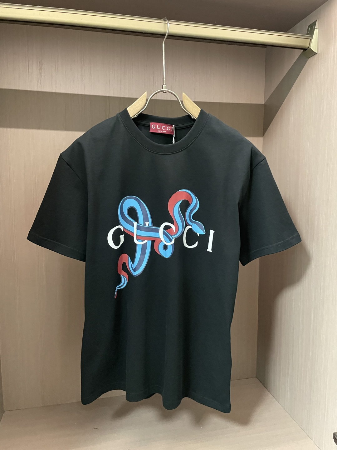NO:116941,Gucci supports after-sales after-sales Guci, New Year snake-shaped short-sleeved T-shirt *Selected 280g 26 double yarns tightly spun fabric, both breathability and comfort, wear resistance and texture coexist. Every time you wear it, it is a gentle care for the skin. *Printed [Snake Settings] The Snake wraps around the GUCCI classic logo, symbolizing wisdom and strength, injecting a touch of mystery and elegance into your New Year's look, setting off the New Year and having a bright future. *Gucci specially launched the CNY Spring Festival limited series T-shirt, entangling the GUCCI classic logo with the Snake wraps around the GUCCI classic logo, symbolizing the new year and having a bright future. Let us welcome the New Year together and dance the wealth and good luck of the New Year!  Washing method is recommended to dry cleaning or wrap the back of the laundry bag, separate cold water and machine-wash naturally dry. Size S-XL Color gray, black, gucci, T-shirt, tees, t-shirt, alexander wang19860909Gucci 支持年后售后古奇 贺岁蛇形字母短袖T恤 *精选280g 26支双纱紧密纺面料,透气性与舒适度兼备,耐磨性与质感并存.每一次穿着,都是对肌肤的温柔呵护. *印花【灵蛇启航】灵蛇缠绕GUCCI经典logo,象征着智慧与力量,为你的新年造型注入一抹神秘与优雅,启航新年,前程似锦. *Gucci特别推出CNY春节限定系列T恤,以灵蛇缠绕GUCCI经典logo,寓意新年新气象,前程似锦,让我们一起迎接新春,舞动新年的财富与好运！ 洗涤方式建议干洗或包裹洗衣袋反面单独冷水快速机洗自然晾干 尺码S-XL 颜色灰色,黑色,,gucci,T-shirt,tees，t-shirt,alexander wang,Men's clothing