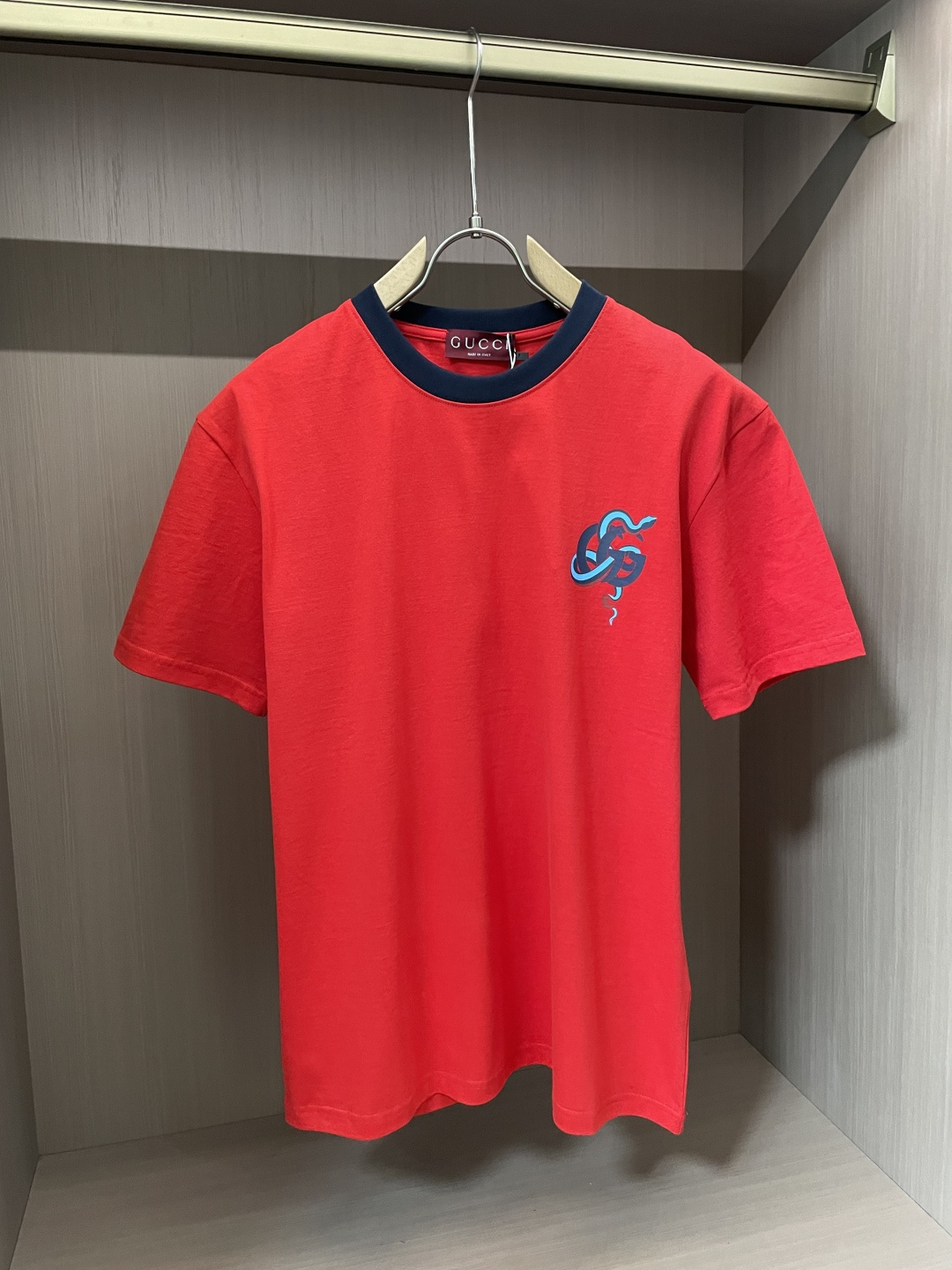 NO:116919,Gucci, support after-sales after-sales Gucci 25 snake year limited series new printed short-sleeved T-shirt, twill cotton, breathable and comfortable, full texture, loose short-sleeved T-shirt cut, highlighting the brand style, made of gram-weight pure cotton, slightly elastic, presenting a slim visual effect, same color wrapping on the neckline cuffs, maintaining the coordinated and unified tone, the iconic double G letter logo embellishment on the chest, the snake-shaped pattern is wrapped in echoes the New Year's zodiac Size S-XL Color red, white,,gucci,gucci,T-shirt,tees,t-shirt,alexander wang19860909Gucci、支持年后售后古驰25蛇年限定系列新品印花短袖T恤 斜纹全棉材质 透气舒适 质感十足 宽松短袖T恤裁剪 凸显品牌格调 采用克重纯棉制成 略带有弹力 呈现显瘦视觉效果 同色系包边于领口袖口 保持基调协调统一 胸前标志性双G字母徽标点缀 蛇形图案缠绕呼应新年生肖 尺码S-XL 颜色红色,白色,,gucci,gucci,T-shirt,tees，t-shirt,alexander wang,Men's clothing