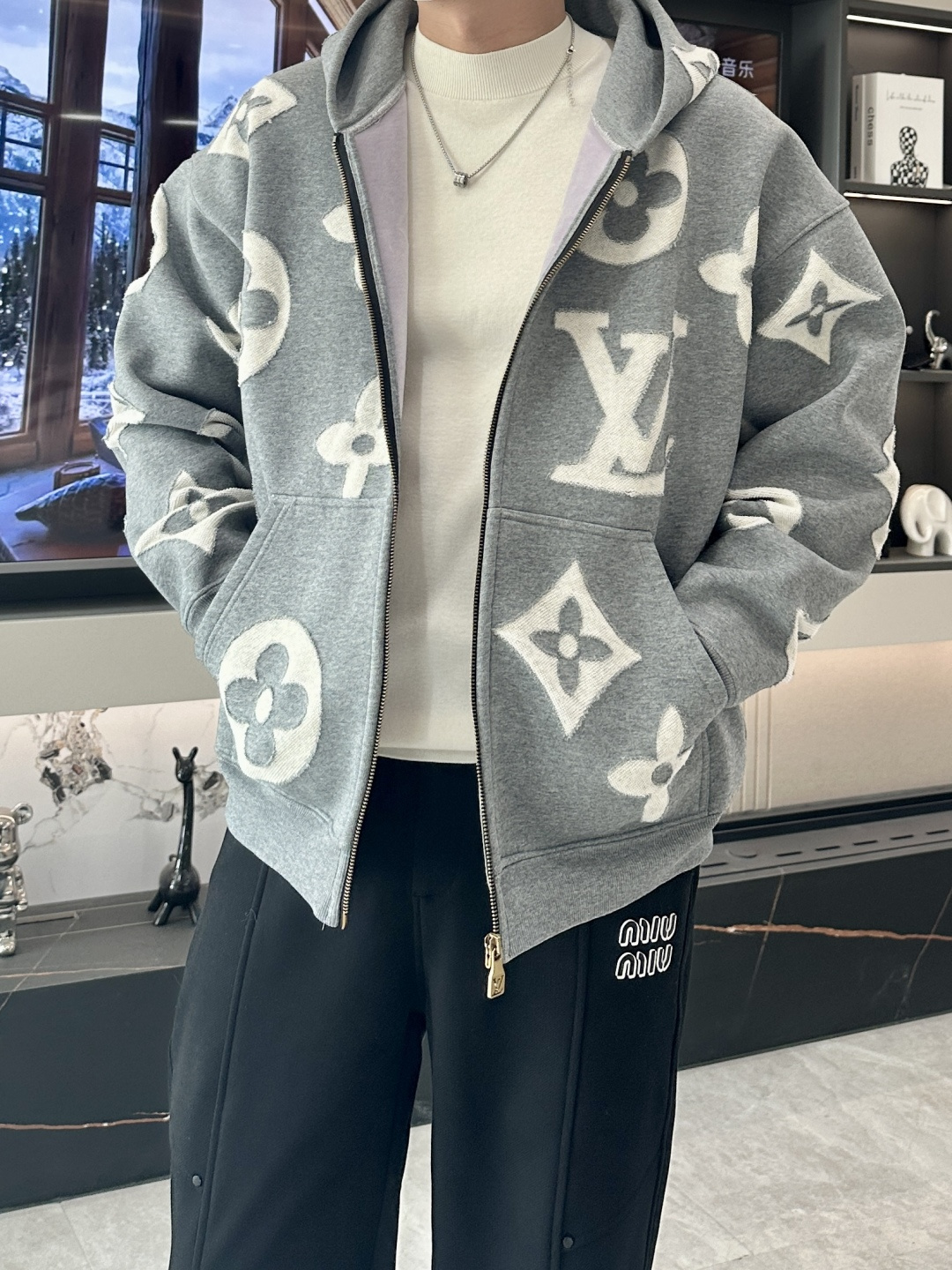 NO:608288,Lv hooded plus fleece jacket is the best choice for cutting-edge fashion. The presbyopia pattern inherits classics, intertwining fashion and history. Exquisite craftsmanship, every stitch and thread shows luxurious quality. The hooded design is both casual and warm, adding chic charm to urban travel.  Whether you are strolling on a bustling street or attending a fashion party, it can make you stand out. The windproof fabric can withstand the cold wind; the loose fit accommodates various body shapes, giving you a free and unrestrained wearing experience. Wear the 1V hooded jacket to show your extraordinary taste, lead the trend, and embrace the peak of fashion. Size SML M size length 66 bust 128 shoulder width 66 L length 67 bust 132 shoulder width 68, Louis  vuitton,jackets & coats,hats,alexander wang19860909Lv 连帽加绒外套,风尚前沿的不二之选.老花图案,传承经典,交织时尚与历史.精湛工艺,每一针每一线尽显奢华品质.连帽设计,随性与保暖兼具,为都市出行增添潇洒魅力. 无论是繁华街头的漫步,还是时尚聚会的登场,它皆能让你脱颖而出.防风面料,抵御凛冽寒风；宽松版型,包容多样身形,赋予你自由无拘的穿着体验.穿上 1V 连帽外套,彰显非凡品味,引领潮流走向,拥抱时尚巅峰. 码数SML M码衣长66 胸围128 肩宽66 L码衣长67 胸围132 肩宽68,,louis vuitton,jackets & coats,hats,alexander wang,Men's clothing