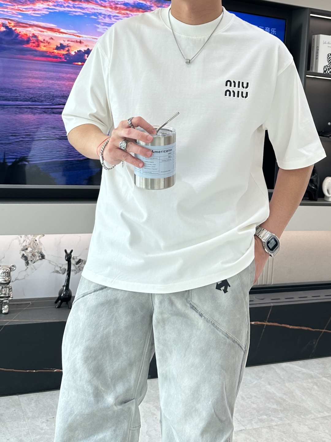 
miu miu
2025春夏款/官网同步
面料采用纯棉精梳棉面料，上身版型超正！日常百搭，衣橱必备单品