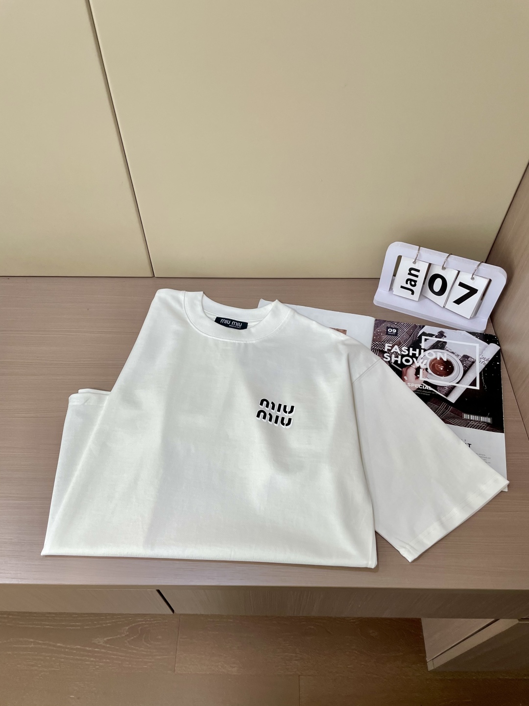 
miu miu
2025春夏款/官网同步
面料采用纯棉精梳棉面料，上身版型超正！日常百搭，衣橱必备单品