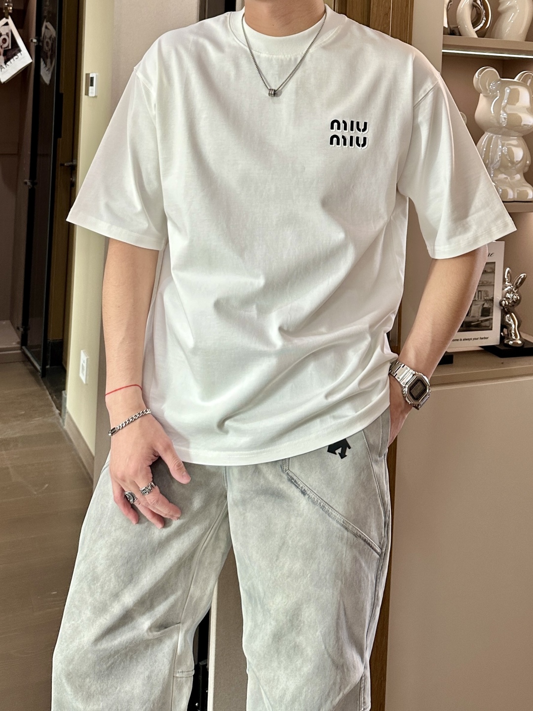 
miu miu
2025春夏款/官网同步
面料采用纯棉精梳棉面料，上身版型超正！日常百搭，衣橱必备单品