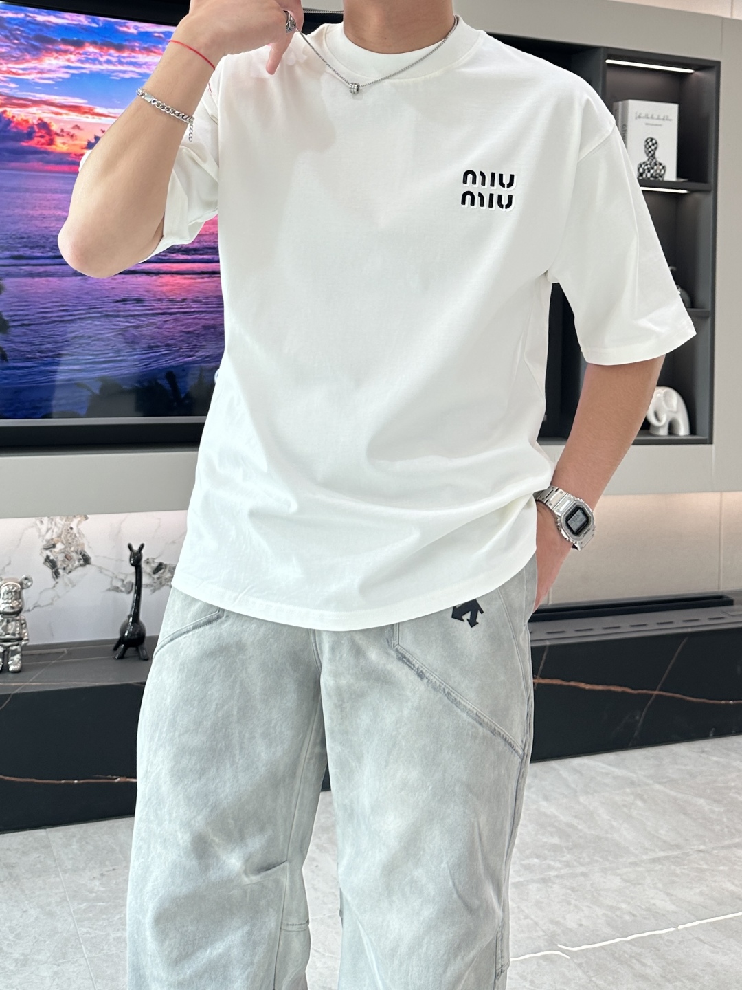 
miu miu
2025春夏款/官网同步
面料采用纯棉精梳棉面料，上身版型超正！日常百搭，衣橱必备单品