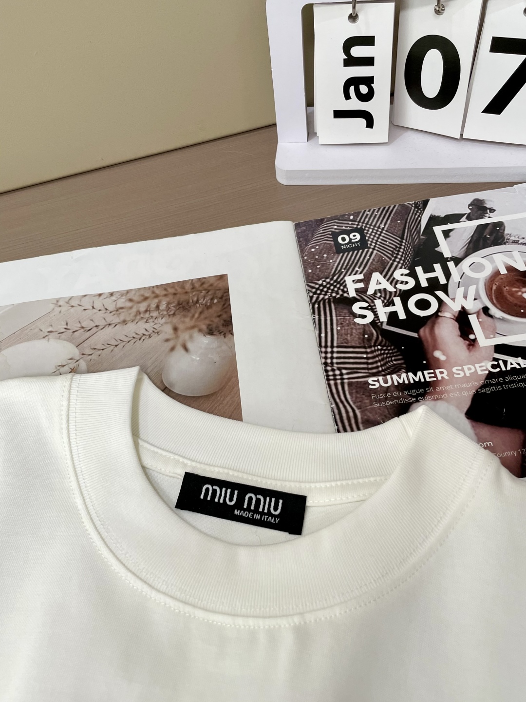 
miu miu
2025春夏款/官网同步
面料采用纯棉精梳棉面料，上身版型超正！日常百搭，衣橱必备单品