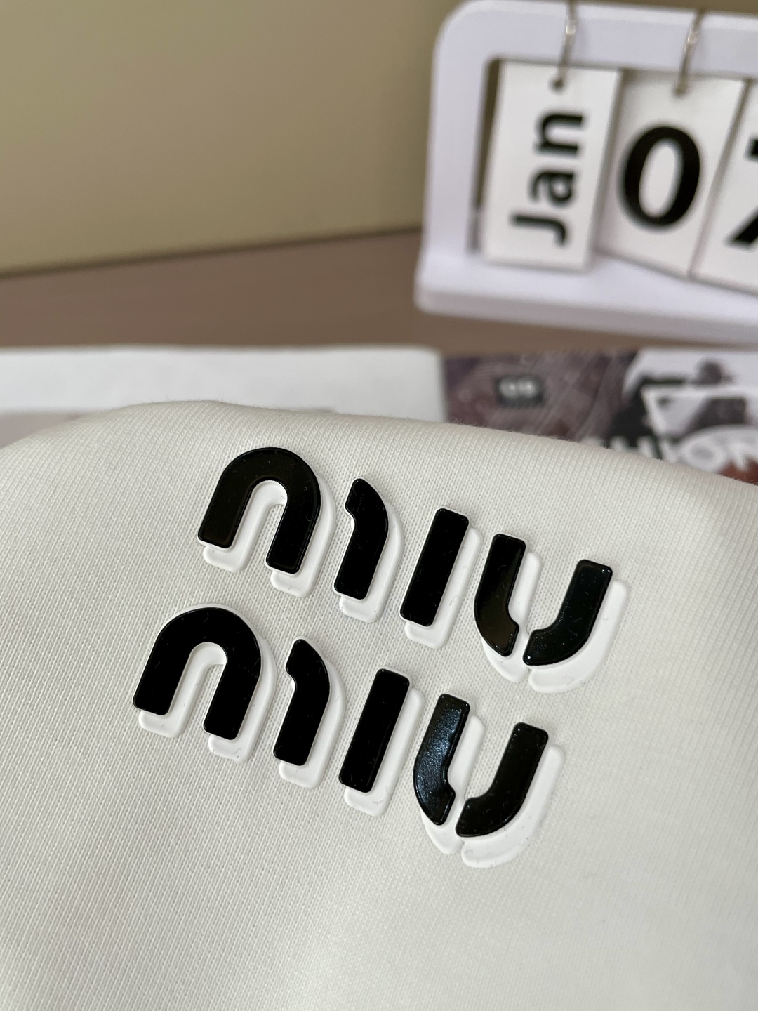
miu miu
2025春夏款/官网同步
面料采用纯棉精梳棉面料，上身版型超正！日常百搭，衣橱必备单品