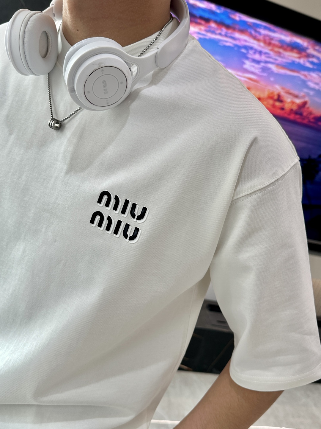 
miu miu
2025春夏款/官网同步
面料采用纯棉精梳棉面料，上身版型超正！日常百搭，衣橱必备单品