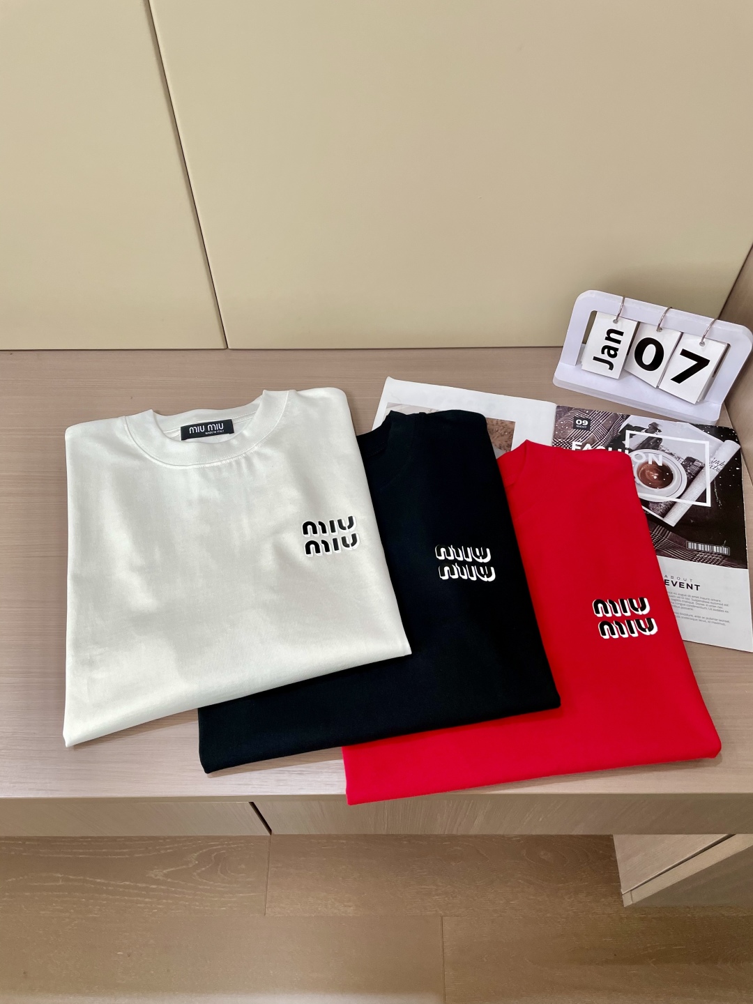 
miu miu
2025春夏款/官网同步
面料采用纯棉精梳棉面料，上身版型超正！日常百搭，衣橱必备单品