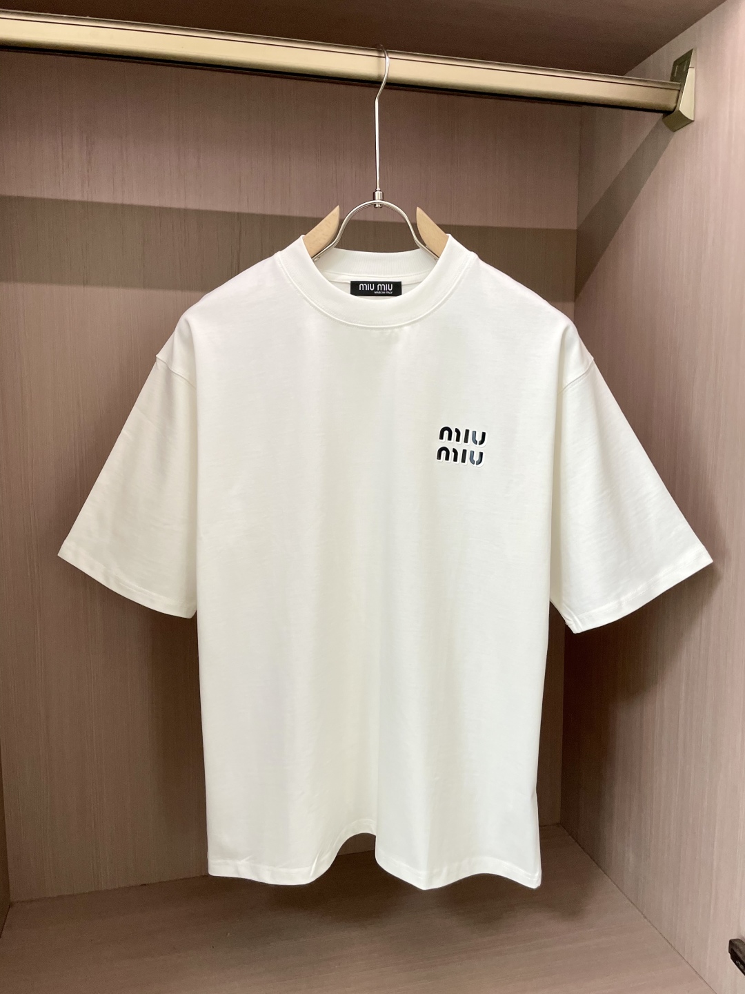 
miu miu
2025春夏款/官网同步
面料采用纯棉精梳棉面料，上身版型超正！日常百搭，衣橱必备单品