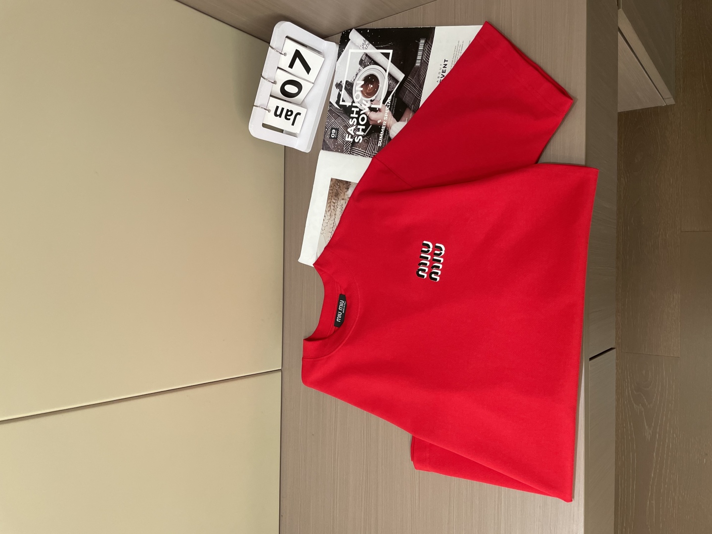 
miu miu
2025春夏款/官网同步
面料采用纯棉精梳棉面料，上身版型超正！日常百搭，衣橱必备单品