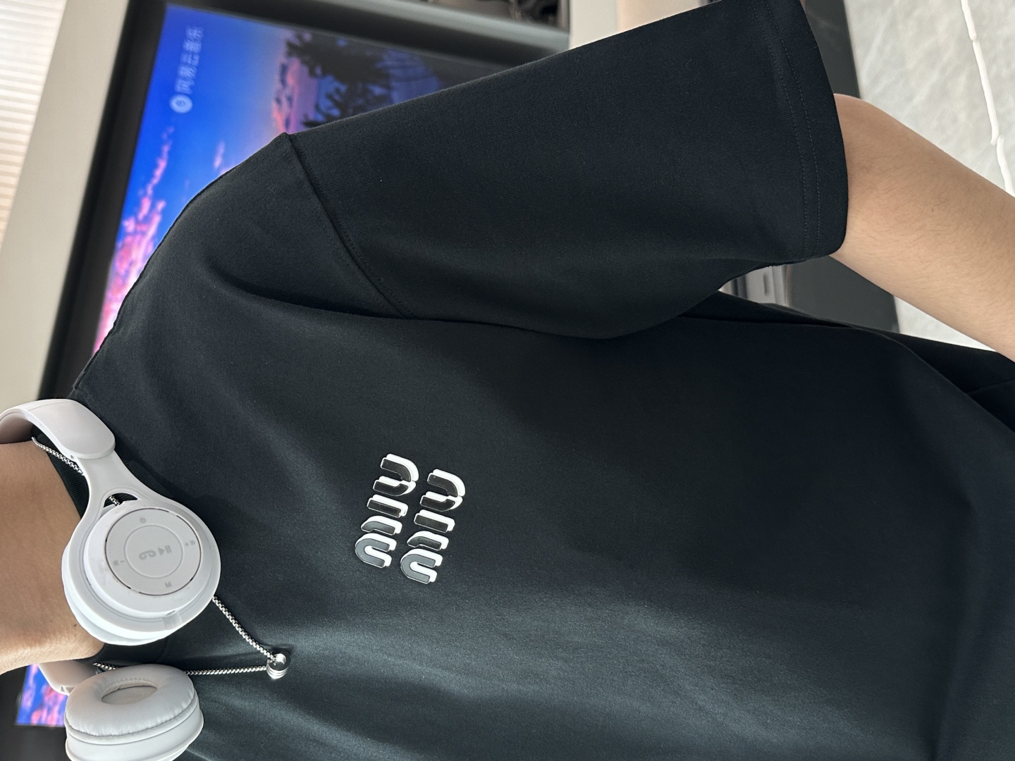 
miu miu
2025春夏款/官网同步
面料采用纯棉精梳棉面料，上身版型超正！日常百搭，衣橱必备单品