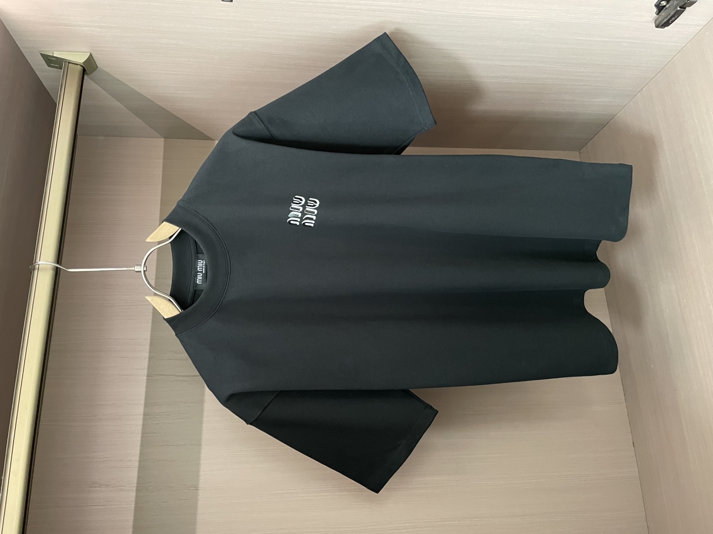 
miu miu
2025春夏款/官网同步
面料采用纯棉精梳棉面料，上身版型超正！日常百搭，衣橱必备单品