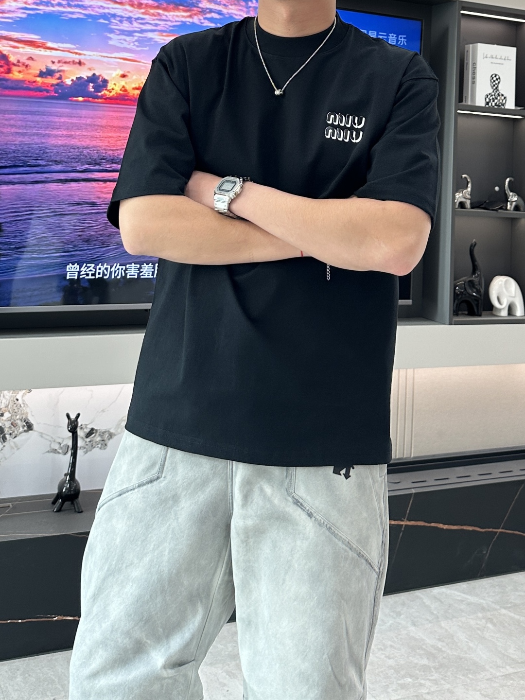 
miu miu
2025春夏款/官网同步
面料采用纯棉精梳棉面料，上身版型超正！日常百搭，衣橱必备单品