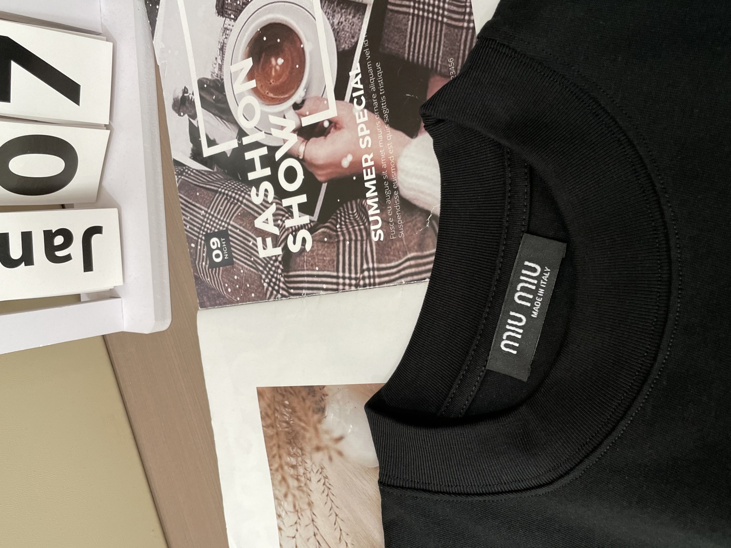 
miu miu
2025春夏款/官网同步
面料采用纯棉精梳棉面料，上身版型超正！日常百搭，衣橱必备单品